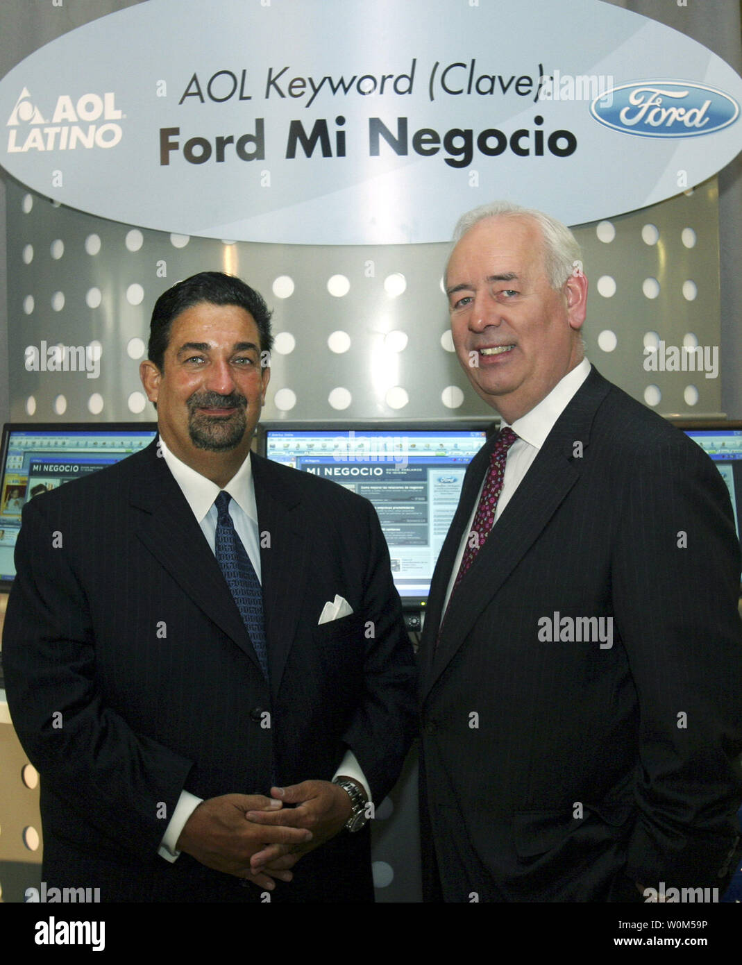 Ted Leonsis, Vice Chairman of America Online, Inc. & President of AOL Core Services (left) and Nick Scheele, President of Ford Motor Company, announce the launch of MI NEGOCIO (“my business”), the first-ever Spanish language online business community to provide Hispanic entrepreneurs with the information, resources and connections needed to start or grow their own business during a press conference on Thursday, April 29, 2004 in New York City.  The site initiated by Ford, will be powered by AOL Latino, the largest Internet service for U.S. Hispanics. (UPI Photo/Anders Krusberg/Medialink) Stock Photo