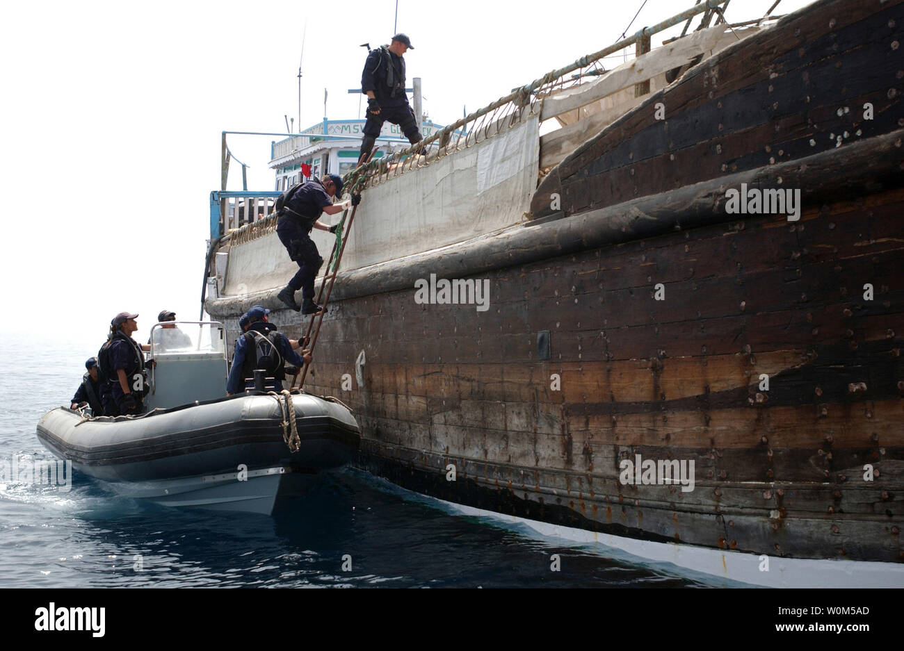 Boarding Team Members from New Zealand's HMNZS Te Mana (F 111) embark a ...