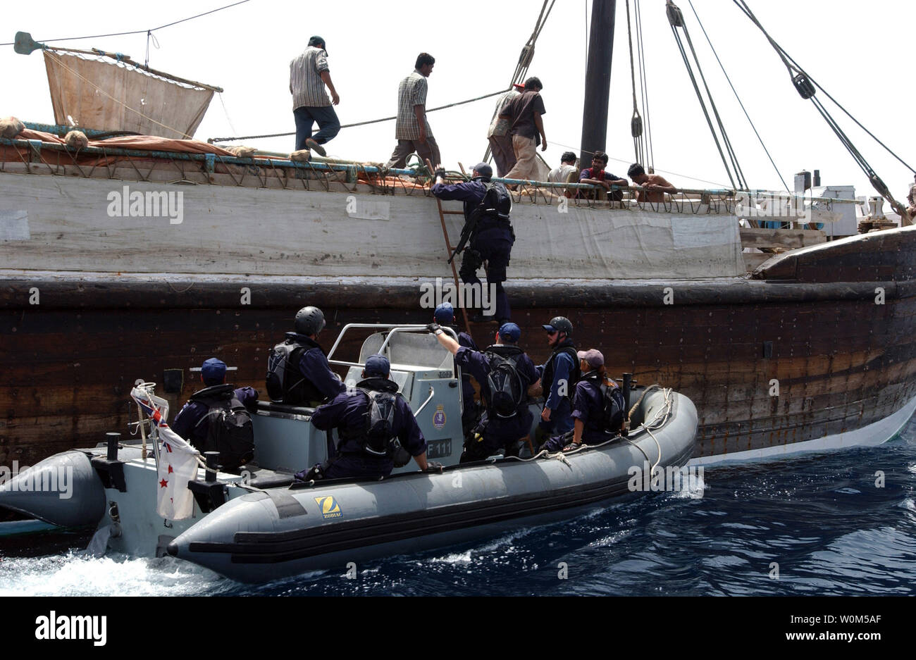 Boarding Team Members from New Zealand's HMNZS Te Mana (F 111) embark a ...