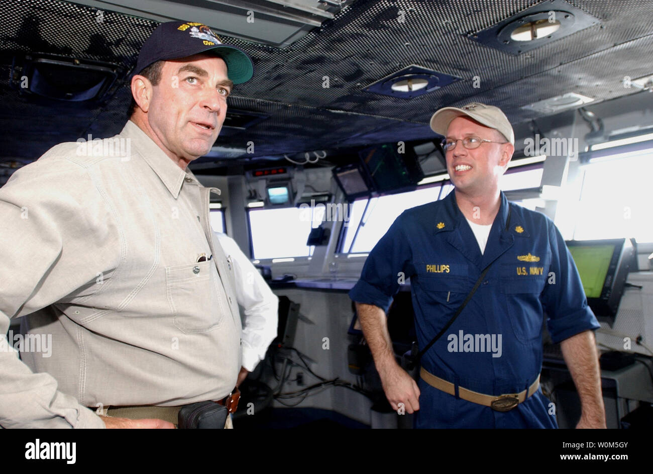 Actor Tom Selleck speaks with USS Ronald Reagan (CVN 76) Auxiliary Officer, Lt. Cmdr Clifton Phillips, of Port Saint Lucy, Fla., on the shipÕs bridge. Tom Selleck was aboard Reagan to welcome the shipÕs crew to Naval Air Station North Island, San Diego, Calif.  (UPI Photo/Stefanie Broughton/US Navy) Stock Photo