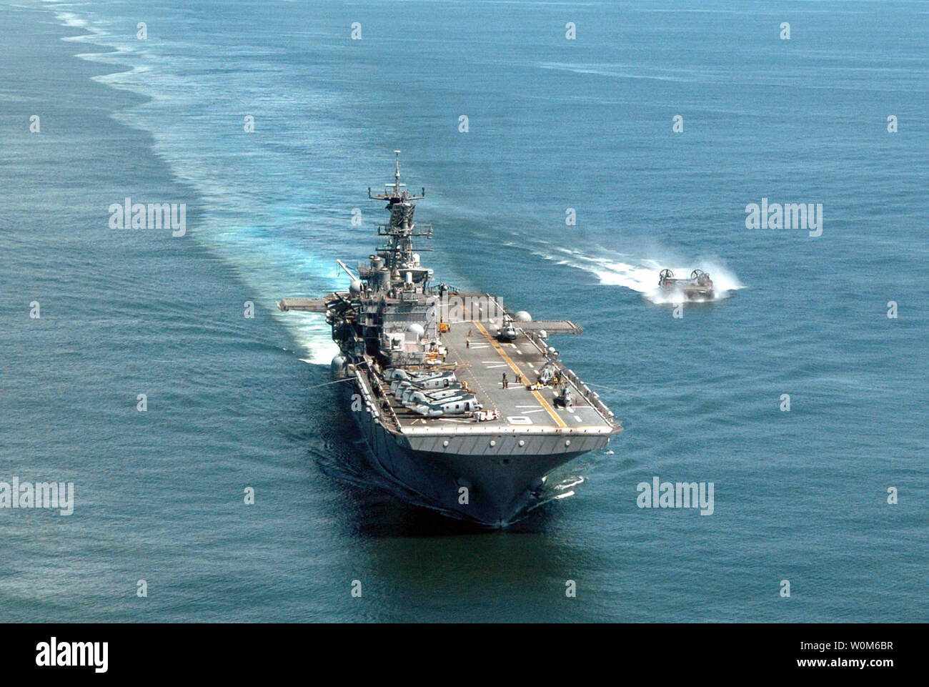 The amphibious assault ship USS Bonhomme Richard (LHD 6) steams underway with a Landing Craft Air Cushion (LCAC) alongside in the Indian Ocean. on January 16, 2005.  The LCACs are capable of transporting more aid supplies than helicopters in a single trip. The Bonhomme Richard Expeditionary Strike Group is currently operating in the Indian Ocean off the coast of Indonesia and Thailand in support of tsunami victims.  UPI Photo/Felix Garza Jr./Navy) Stock Photo