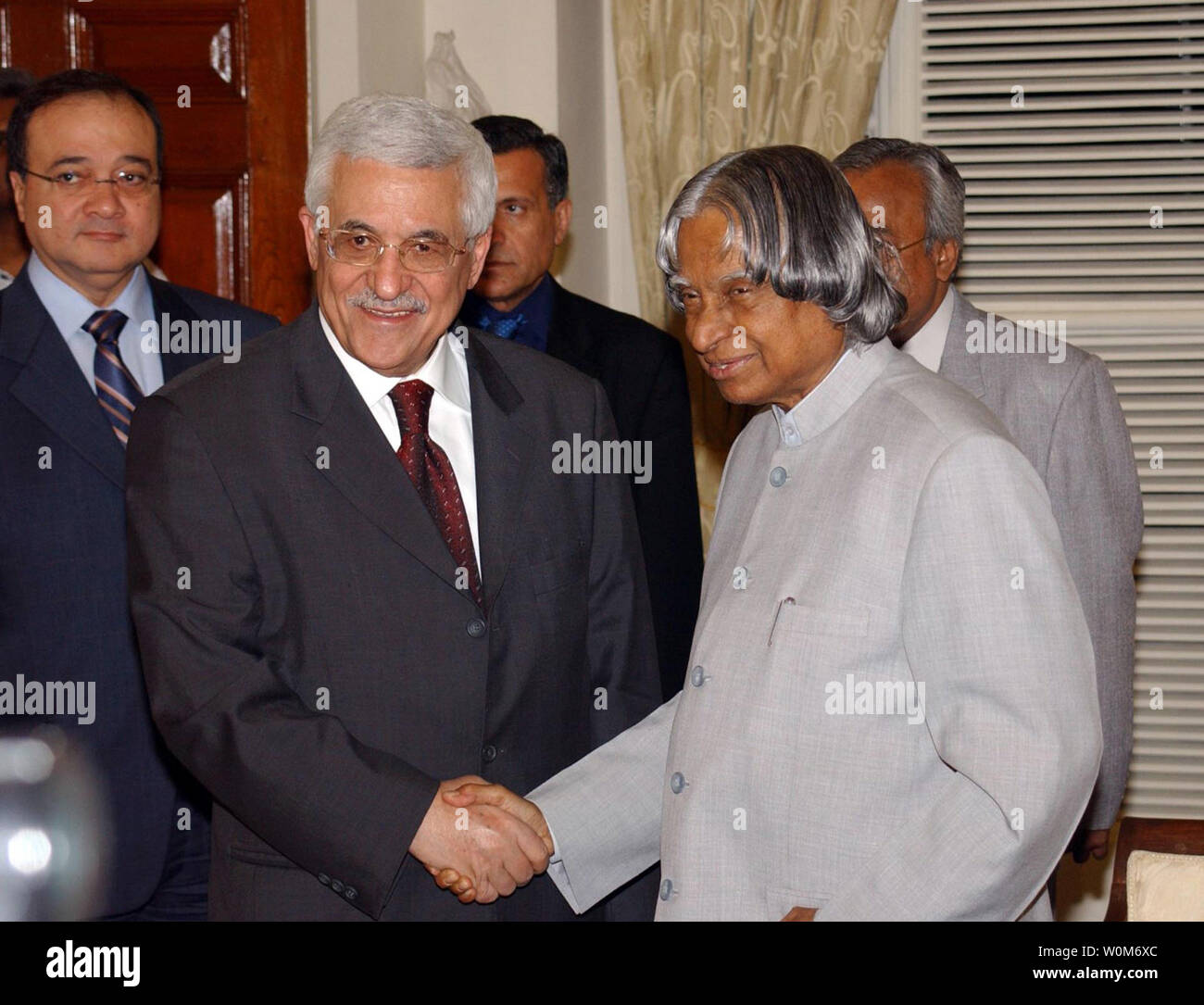 Palestinian President Mahmoud shakes hands with Indian President Abdul Kalam in New Delhi, India on May 20, 2005.  (UPI Photo/Omar Rashidi/Palestinian Authority) Stock Photo