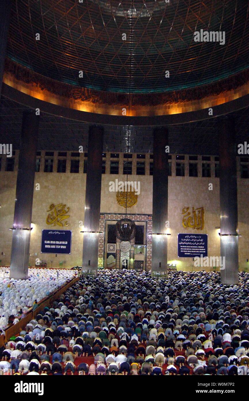 Muslines Pray During The First Night Of Ramadan Fasting At The Istiplal Muslines pray during the first night of ramadan fasting at the istiplal