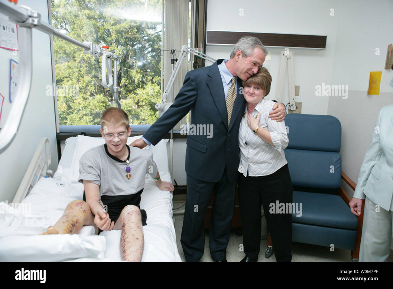 President George W. Bush hugs Anita Kukkola, the mother of PFC. Jason Kukkola of Fountain Hills, Ariz., Wednesday, Oct. 5, 2005, afterÊhe presented the soldier with a Purple Heart during a visit to Walter Reed Army Medical Center inÊWashington D.C.Ê  (UPI Photo/ Paul Morse/White House) Stock Photo