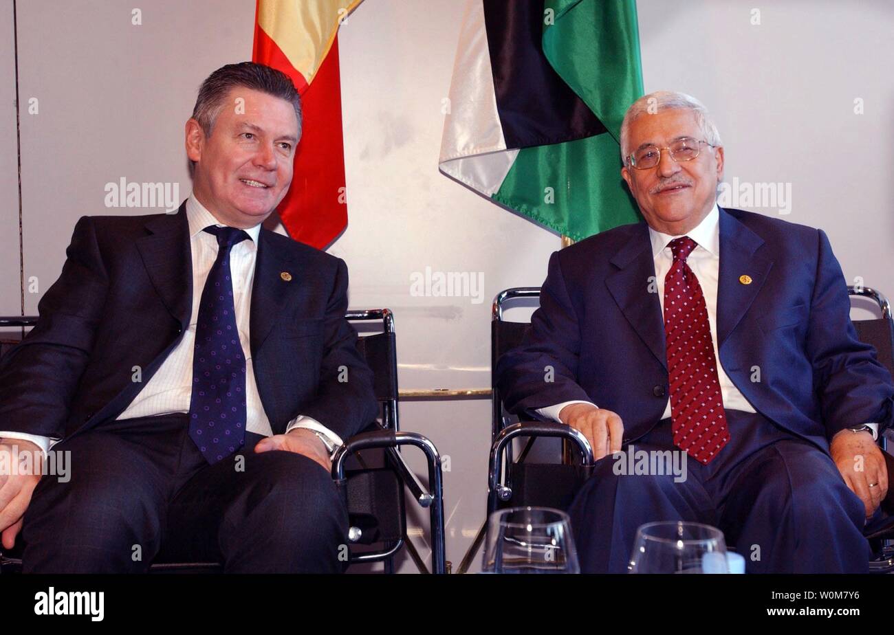 Palestinian President Mahmoud Abbas (R) meets with Belgium Minister of Foreign Affaires Karel De Gucht  at the EuroMed summit in Barcelona, Spain on November 11, 2005. The summit seeks to improve relations between EU and its Mediterranean neighbors. (UPI Photo/Omar Rashidi/PPO) Stock Photo