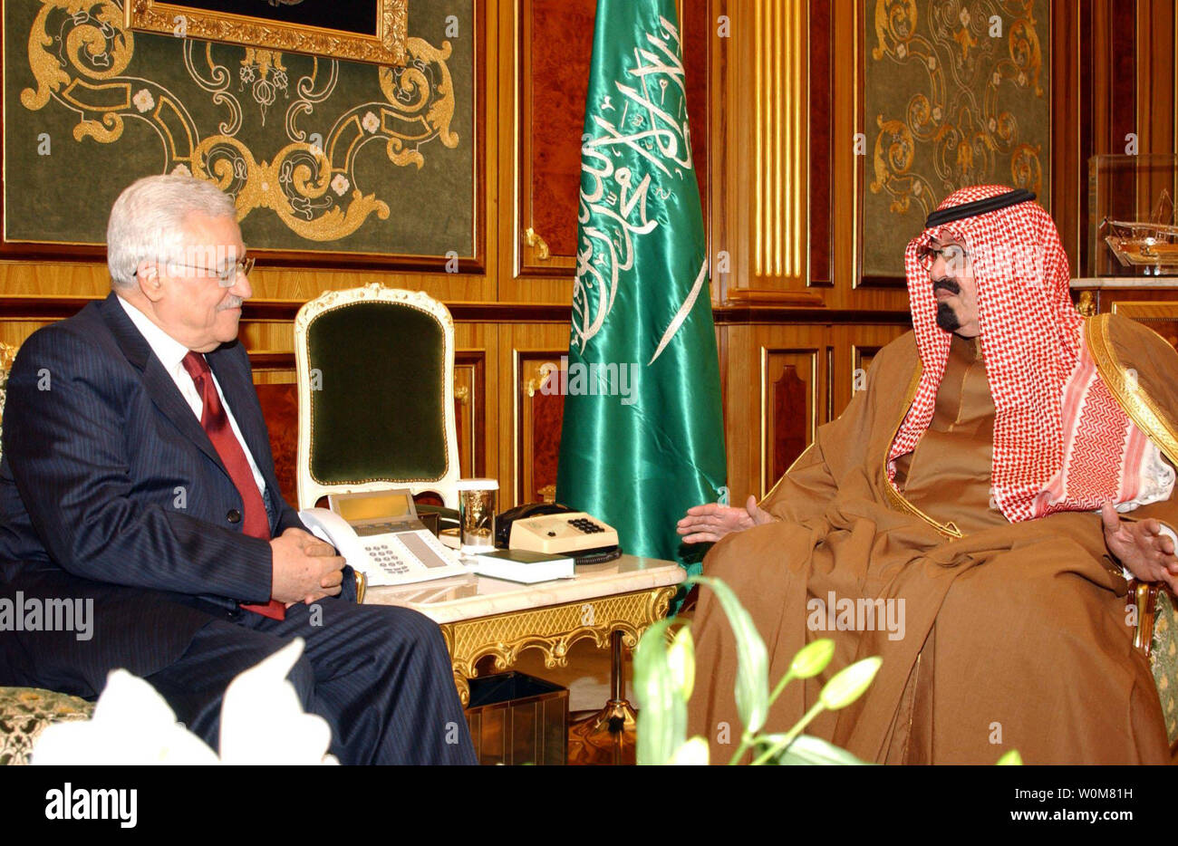 Palestinian President Mahmous Abbas (L) meets with King of Saudi Arabia, King Abdallah Abd al-Aziz Al Saud on a visit to Riyadh, Saudi Arabia on December 31, 2005.   (UPI Photo/Omar Rashidi/PA) Stock Photo