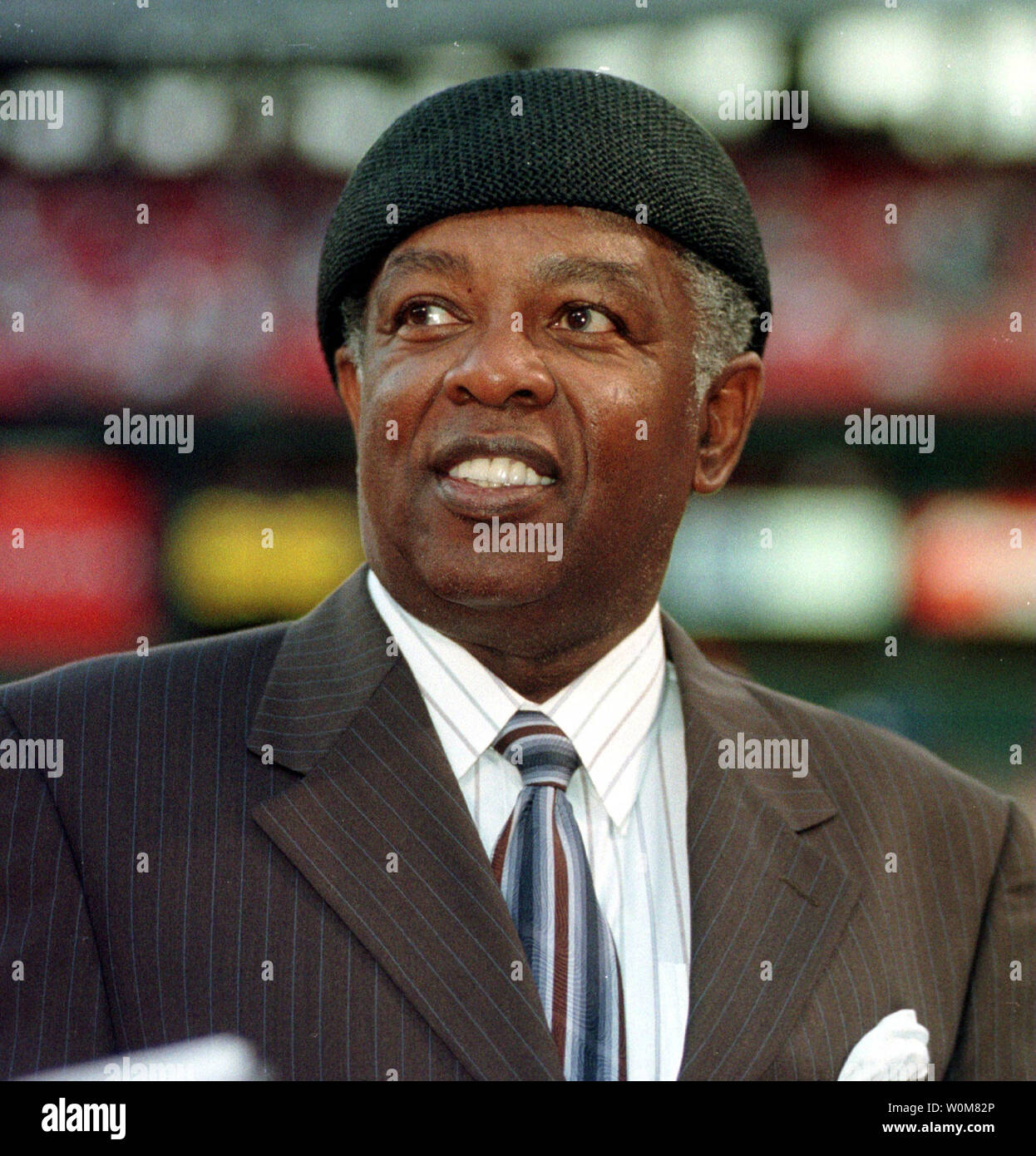 ST. LOUIS  MISSOURI, USA: Grammy Award winner Lou Rawls died of cancer at the age of 72 on January 6, 2006.  He is shown smiling to the crowd after being introduced prior to a St. Louis Cardinals-Milwaukee Brewers baseball game at Busch Stadium on September 15, 1999.  (UPI Photo/Bill Greenblatt/FILES) Stock Photo