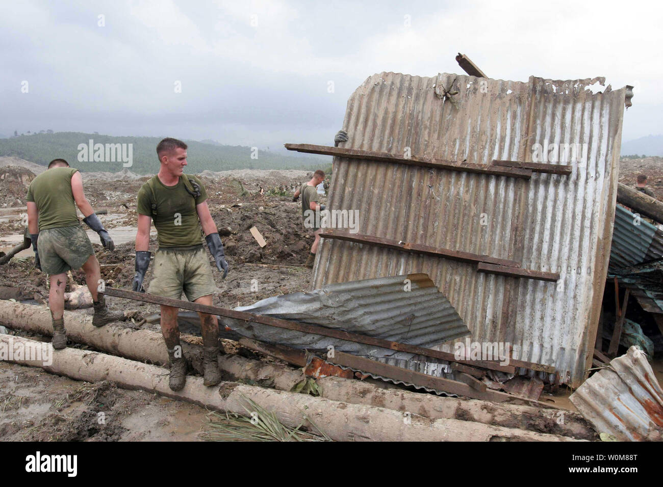 U.S. Marines work amidst wreckage to search for survivors and recover casualties in the village of Guinsahugon, on the island of Leyte, Philippines, on February 21, 2006. Navy personnel are providing assistance and disaster relief efforts on the Island of Leyte, following the Feb. 17 landslide that devastated the town of Guinsahugon located in the southern part of the island.    (UPI Photo/NVNS Photographer Justin Park) Stock Photo