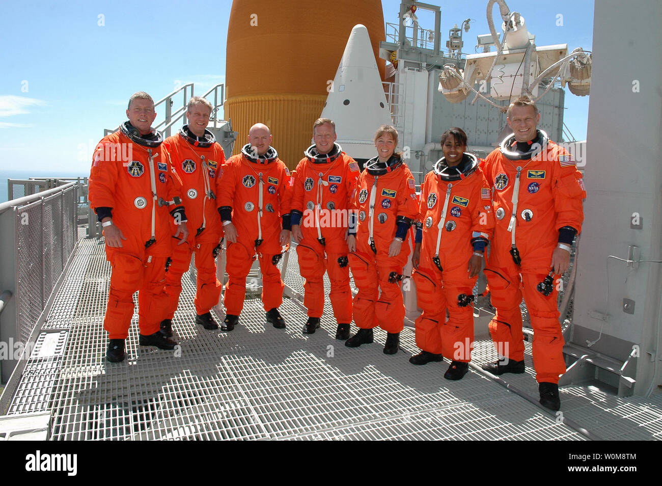 The STS-121 crew concludes emergency egress practice from Launch Pad 39B with a photo at the top of the fixed service structure at Kennedy Space Center on June 15, 2006. From left are Mission Specialists Michael Fossum and Thomas Reiter, Pilot Mark Kelly, Commander Steven Lindsey, and Mission Specialists Lisa Nowak, Stephanie Wilson and Piers Sellers. Reiter is from Germany and represents the European Space Agency. The crew has been taking part in Terminal Countdown Demonstration Test (TCDT) activities that include a simulated countdown culminating in main engine cutoff. Mission STS-121 is sch Stock Photo