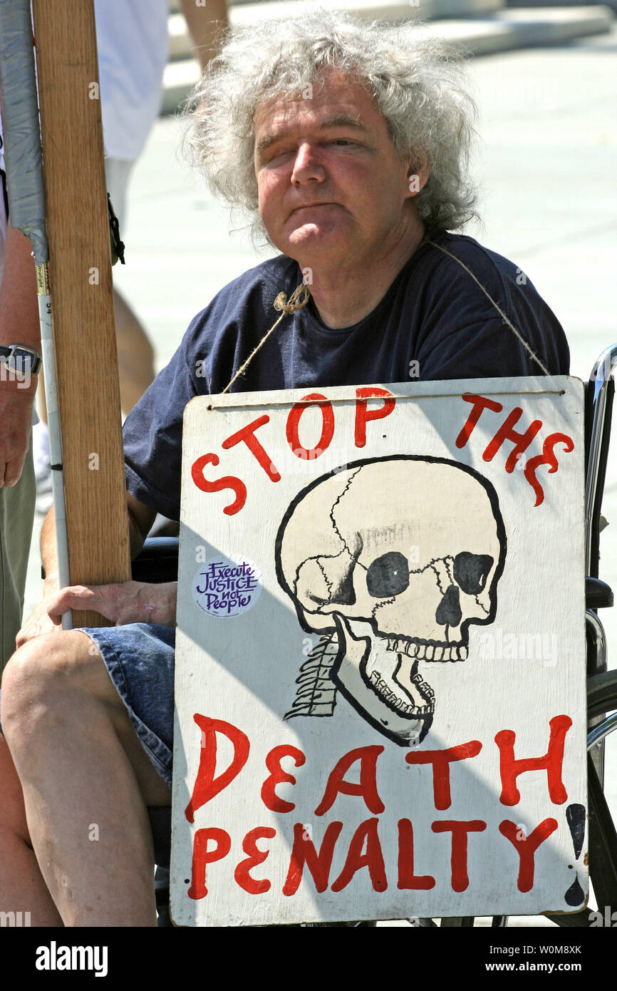 Paul 'the Peace Walker' attends a rally against the death penalty on the 30th anniversary of Gregg v. Georgia, in which the Supreme Court upheld laws written to reinstate the death penalty, in front of the Supreme Court in Washington on June 30, 2006.  (UPI Photo/Eduardo Sverdlin) Stock Photo