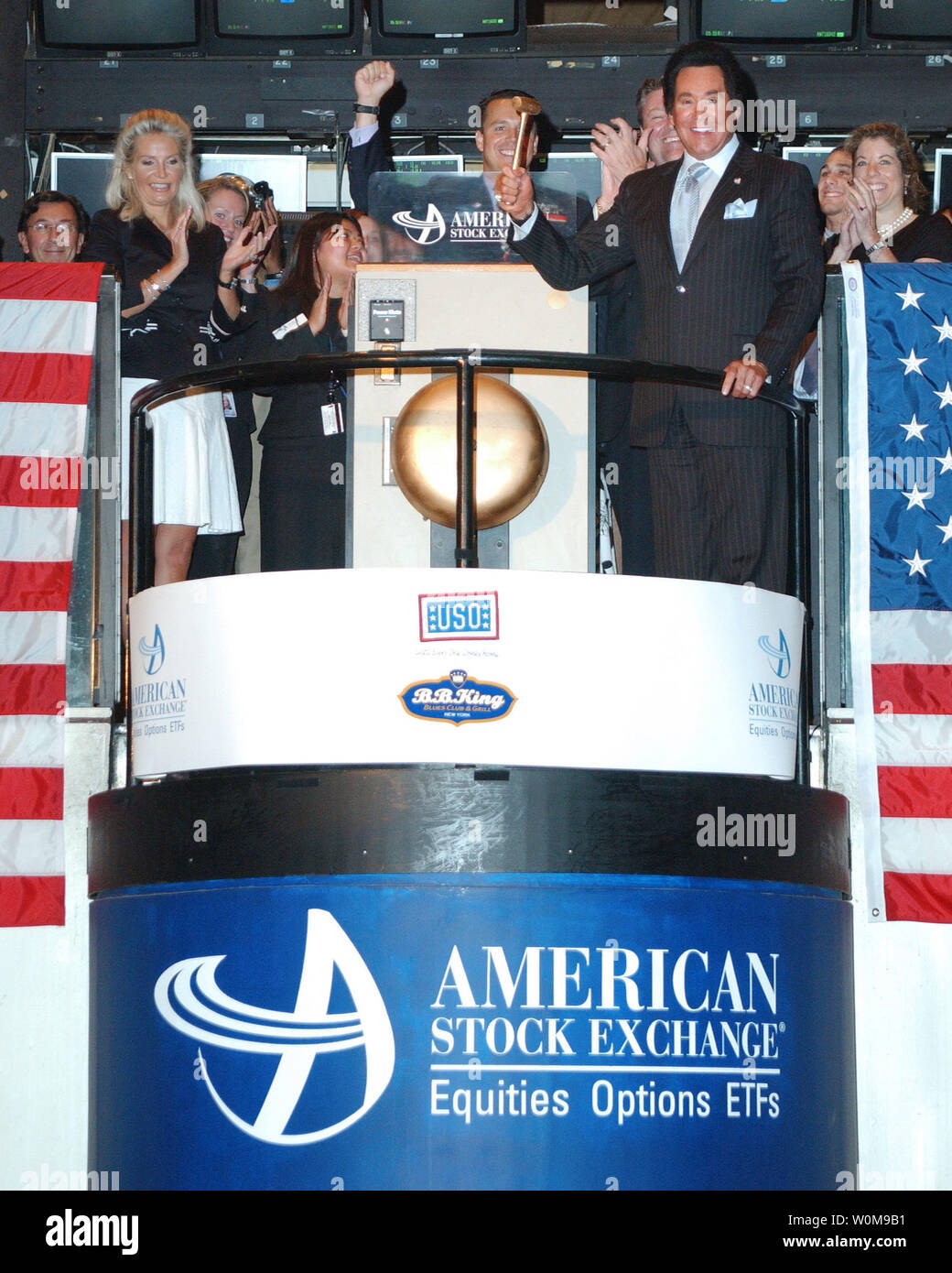 Wayne Newton, Mr. Las Vegas, rang the opening bell at the American Stock Exchange in New York City on July 27, 2006. Newton, who serves as Chairman of the USO Celebrity Circle, rang the bell in recognition of the USO's 65th birthday and was honored for his tireless involvement with their organization. Tickets to Wayne Newton's one night appearance at BB Kings Grill were raffled off at the Exchange and the proceeds were donated to the USO. (UPI Photo/Alan Rosenberg) Stock Photo