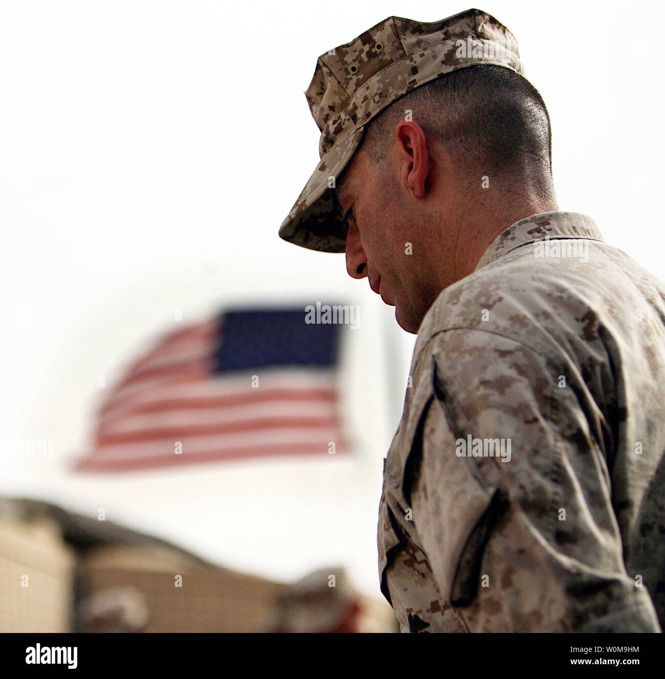 Lt. Col. Nicholas F. Marano, commanding officer of the southern California-based 1st Battalion, 7th Marine Regiment, addresses Marines and sailors during a memorial service Aug. 19, 2006, for Lance Cpl. Jeremy Z. Long in Zella, Iraq. Long, an 18-year-old from Sun Valley, Nev., lost his life Aug. 10, 2006, while conducting combat operations through a Euphrates River village near the Iraq-Syria border. Long was about a month shy from returning to the United States.  (UPI Photo/Antonio Rosas/USMC) Stock Photo