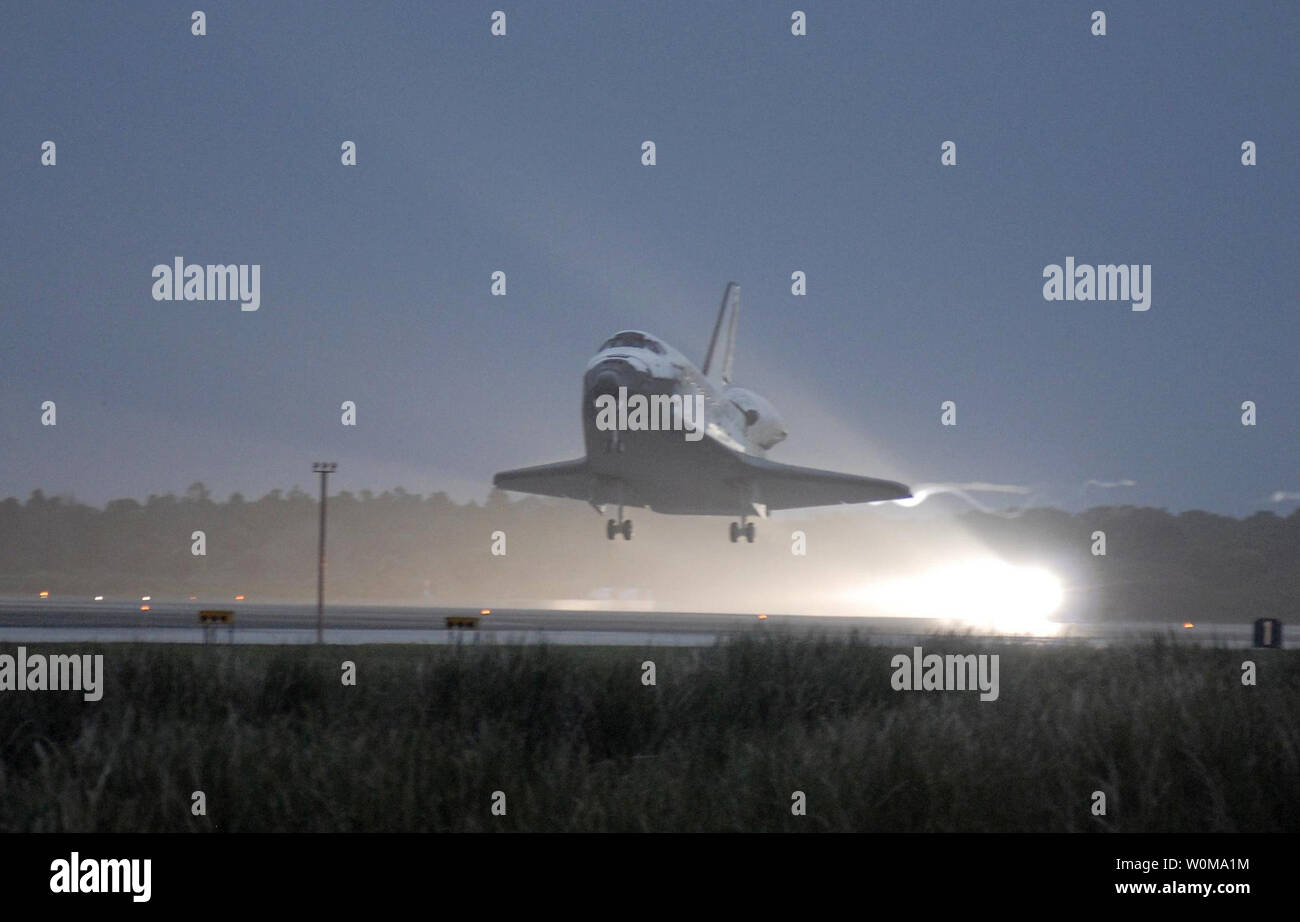 Space Shuttle Discovery touches down on Runway 15 at NASA's Kennedy ...