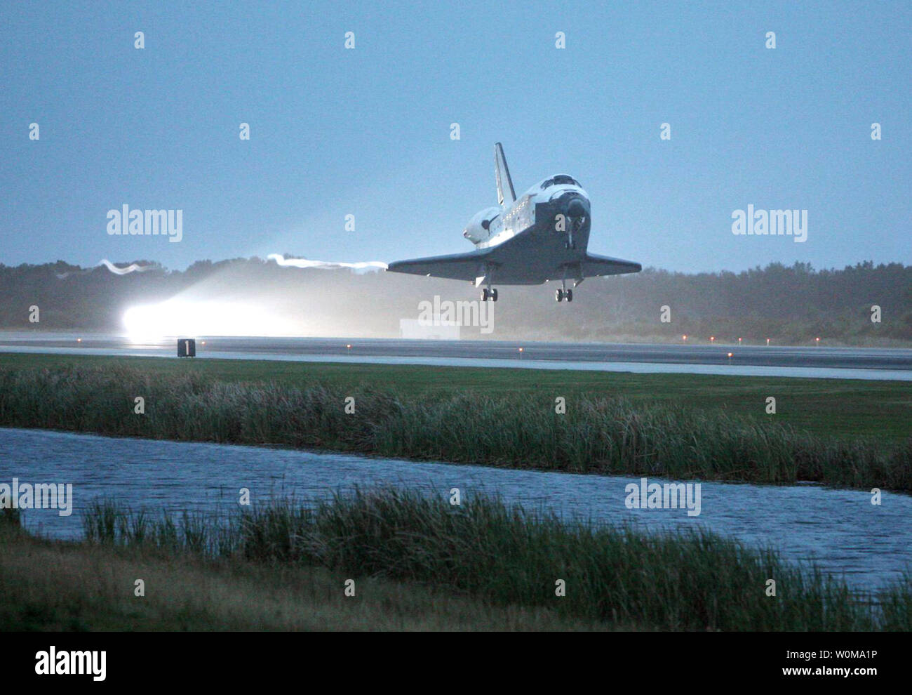 Space Shuttle Discovery touches down on Runway 15 at NASA's Kennedy ...