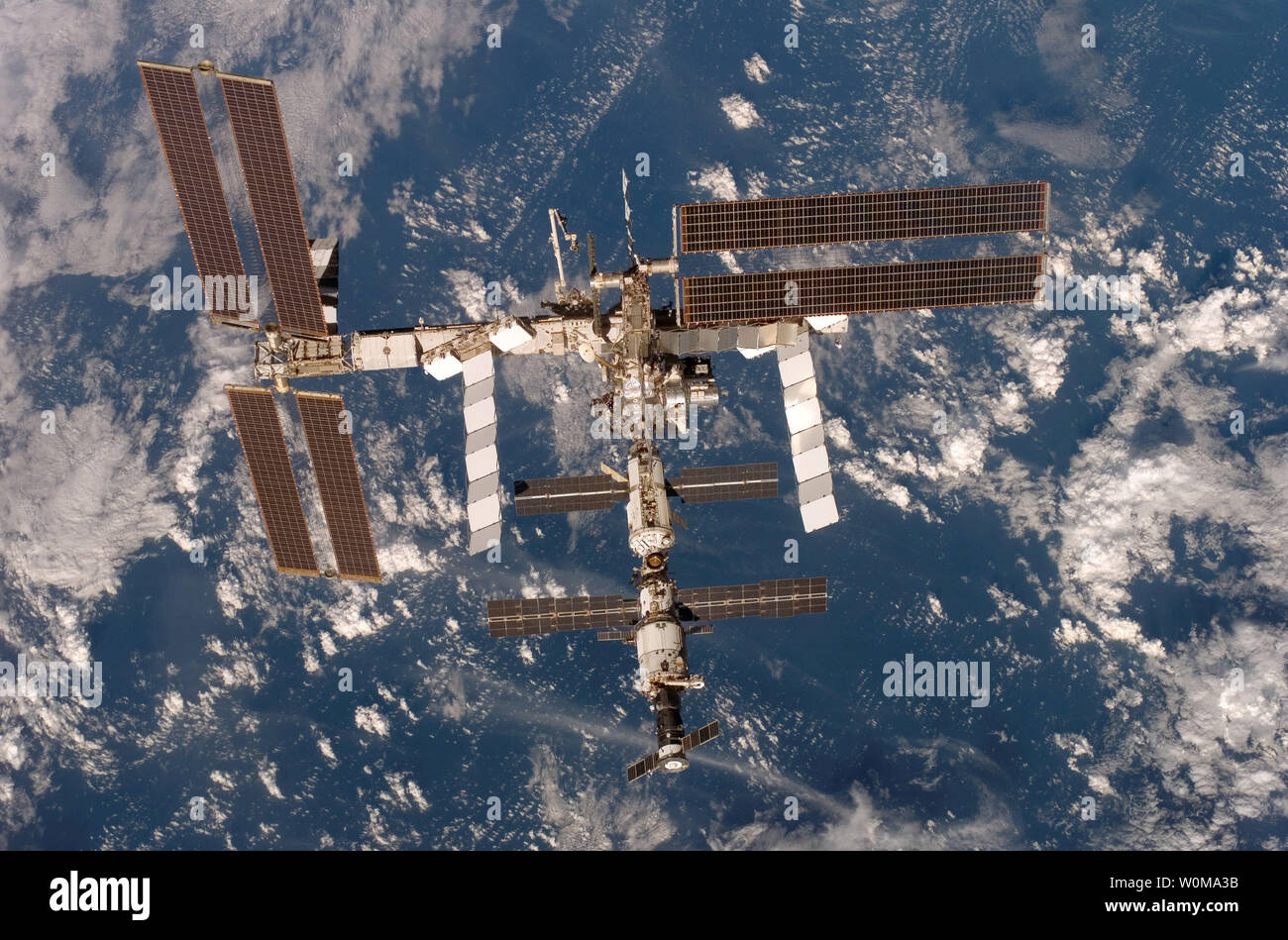 Backdropped by the Earth, the International Space Station moves away from Space Shuttle Discovery on December 19, 2006.     (UPI Photo/NASA) Stock Photo