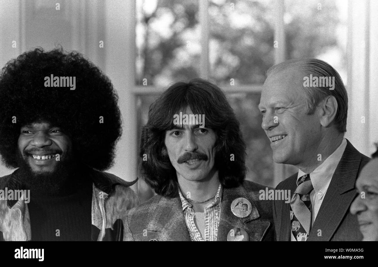 President Gerald Ford (R), shown in a December 13, 1974 file photo, died at the age of 93 in his home in Rancho Mirage, California on December 26, 2006. President Ford is pictured with George Harrison (C) and Billy Preston (L) in the Oval Office of the White House.  (UPI Photo/ David Hume Kennerly/Gerald R. Ford Library)   Location: The Oval Office  Description: President Ford with   Date: December 13, 1974  Credit: White House Photograph Courtesy Gerald R. Ford Library  Photographer: David Hume Kennerly Stock Photo