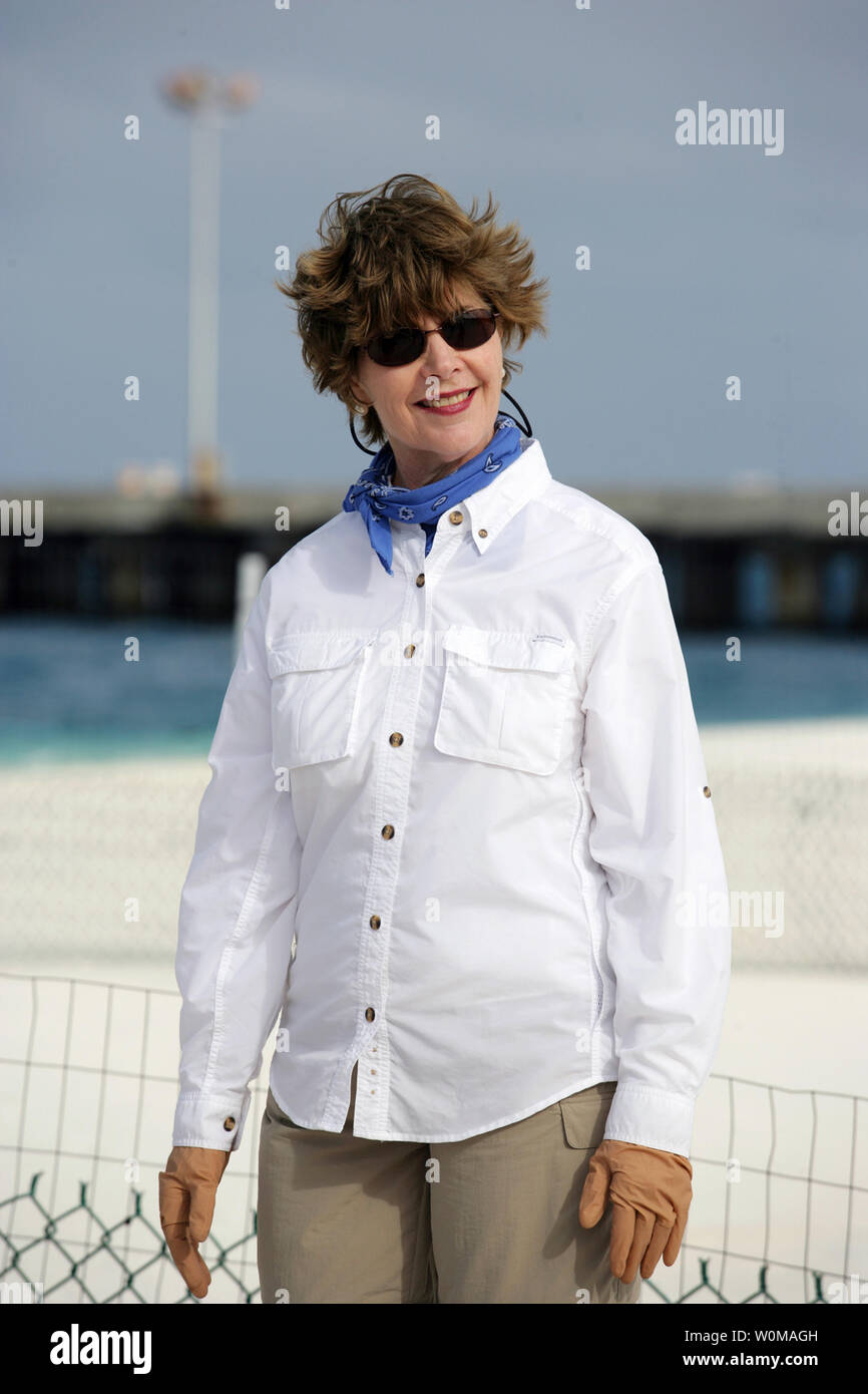 First Lady Laura Bush visits Midway Atoll, part of the Hawaiian archipelago on March 1, 2007. Around the islands and atolls are more than 4,500 square miles of coral reef which are home to 7,000 marine species, a quarter of which are found nowhere else in the world. U.S. President Bush designated the islands as a national monument on June 15, 2006 making it the single largest conservation area created in U.S. history and the largest protected marine area in the world. (UPI Photo/Shealah Craighead/White House Press Office) Stock Photo