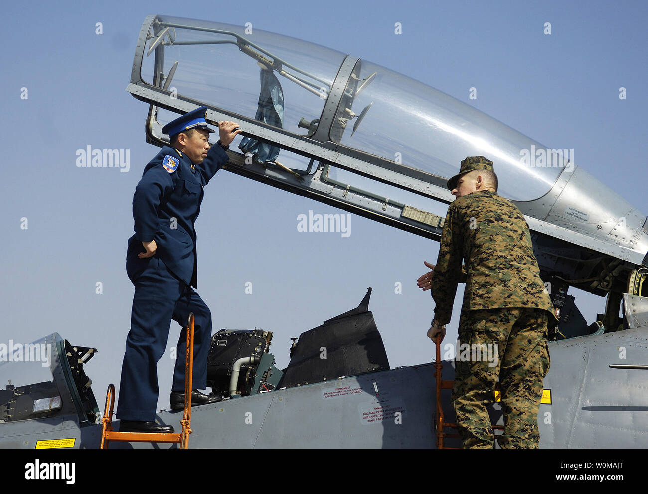 Chinese Air Force senior Col. Wang Wei (L) and Chairman of the Joint