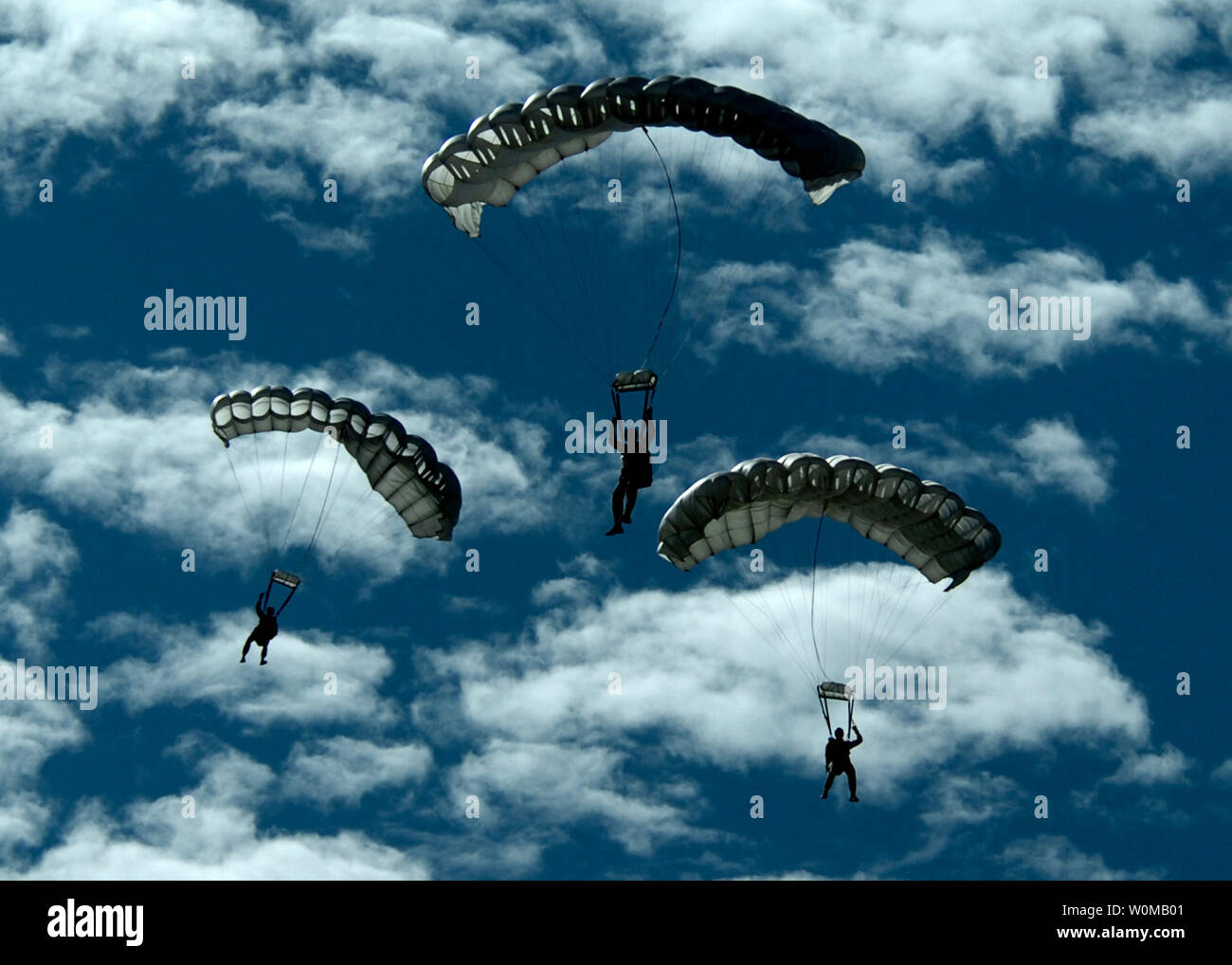 Australian army soldiers from Reconnaissance Platoon, 3rd Battalion, Royal Australian Regiment conduct a practice jump over Camp Rocky, Australia on June 17, 2007. The biennial exercise is designed to train Australian and U.S. forces in planning and conducting combined task force operations, which will help improve combat readiness. (UPI Photo/Sandra M. Palumbo/U.S. Navy) Stock Photo