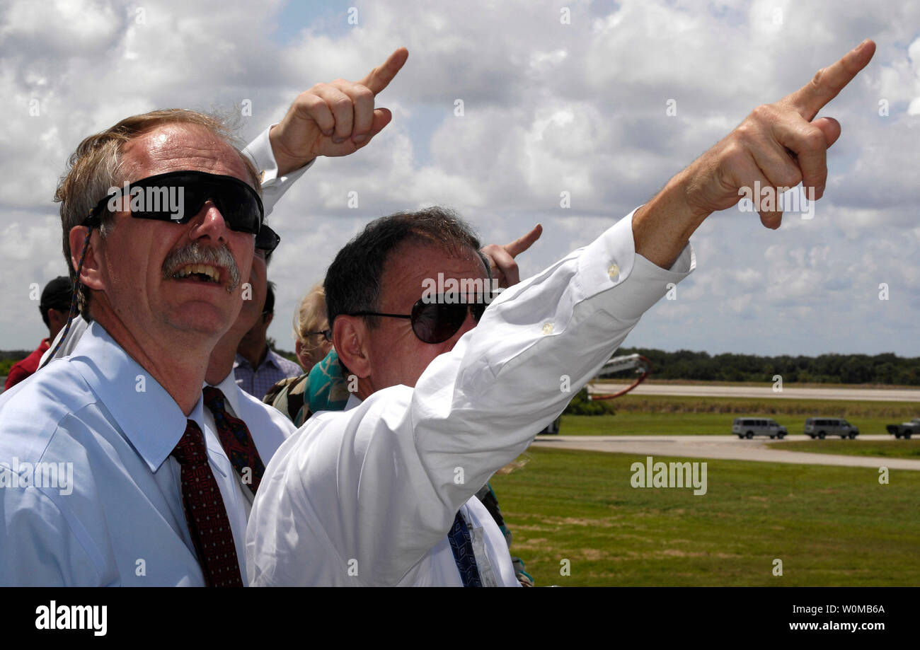 NASA Associate Administrator for Space Operations, William Gerstenmaier (L) and NASA Administrator Michael Griffin watch as the Space Shuttle Endeavour approaches at Kennedy Space Center on August 21, 2007. The shuttle landed a day early because of concerns over Hurricane Dean, concluding International Space Station construction and supply mission STS-118. ( UPI Photo/Bill Ingalls/NASA) Stock Photo