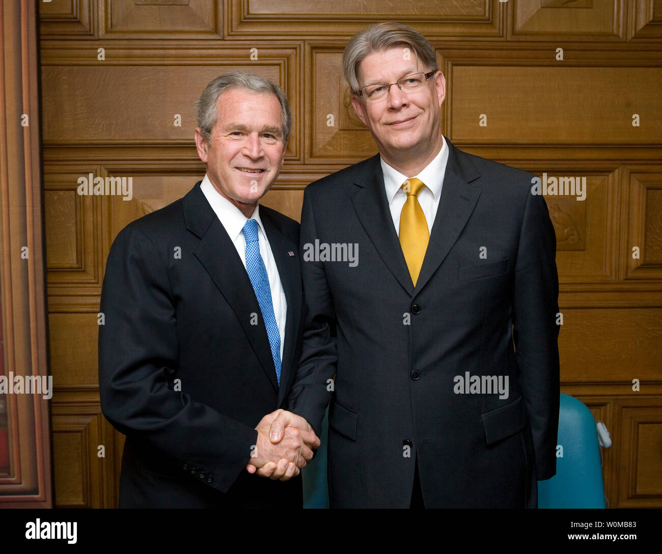 U.S. President George W. Bush (L) meets with Latvia President Valdis Zatlers during their participation in a Roundtable on Democracy at the United Nations in New York on September 25, 2007. (UPI Photo/Eric Draper/White House Press Office) Stock Photo