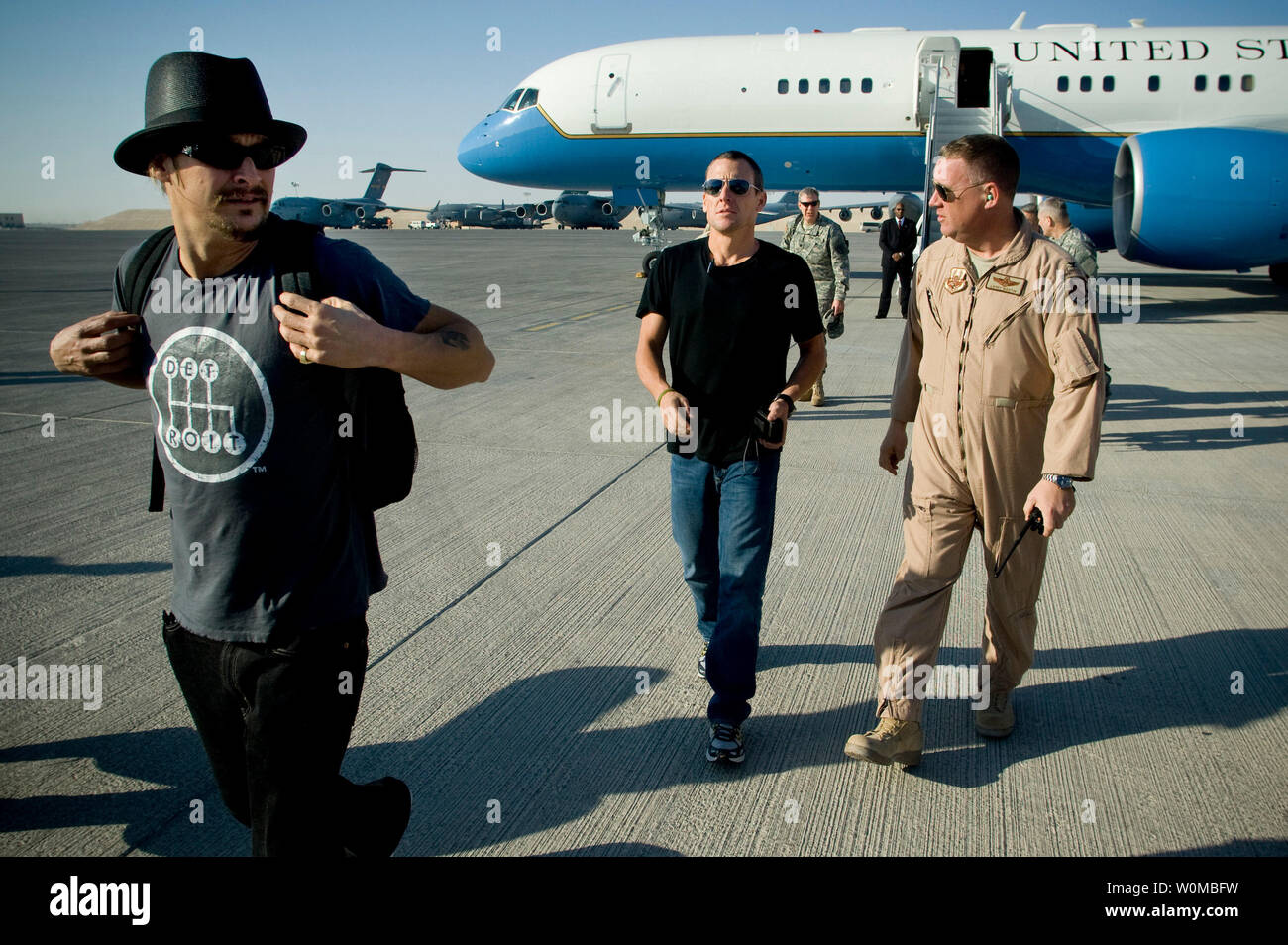 Award winning musician Kid Rock (L) and Tour de France champion Lance Armstrong (C) arrive at Al Udeid Air Base, Qatar for the USO holiday tour on December 17, 2007. Along with Rock and Armstrong, tour host Chairman of the Joint Chiefs of Staff, U.S. Navy Adm. Mike Mullen was joined by comedians Lewis Black and Robin Williams and Miss USA Rachel Smith in the 15-stop, 7-country tour thanking the forward deployed troops for their sacrifice and service.  (UPI Photo/Chad J. McNeeley/Department of Defense) Stock Photo