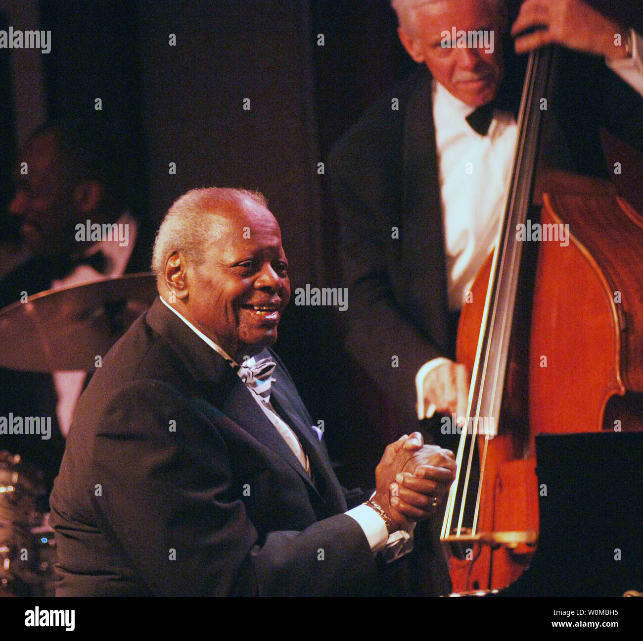 Oscar Peterson died at the age of 82 in Toronto on Sunday, December 23, 2007. The Canadian jazz legend Oscar Peterson is shown performing in New York at the Birdland Jazz club with David Young (bass) on August 22, 2006..(UPI Photo/Ezio Petersen/Files). Stock Photo