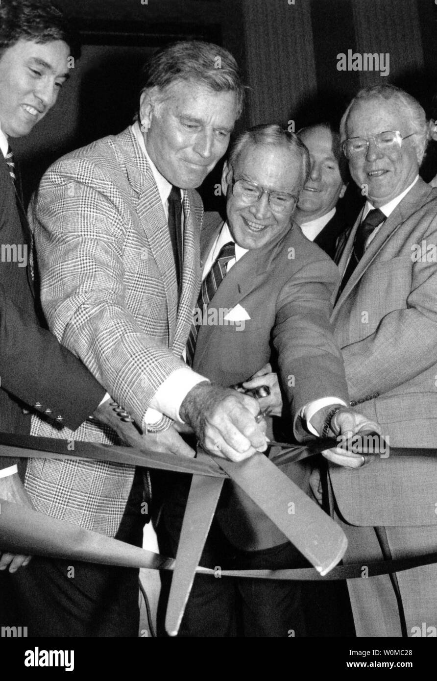 Charlton Heston died at the age of 84 at his home in Beverly Hills on April 5, 2008. He is seen in this June 26, 1986 file photo cutting the ribbon to officially open the fifth U.S. Capitol exhibition of winning art from Congressional high school art competitions. Assisting Heston are from left: Representative Thomas Downey D-New York, Heston, House Majority Leader Jim Wright D-Texas and Roger B. Smith, Chairman of the Board of General Motors, the corporate sponsor of the opening festivities. (UPI Photo/Doug Mills/Files) Stock Photo