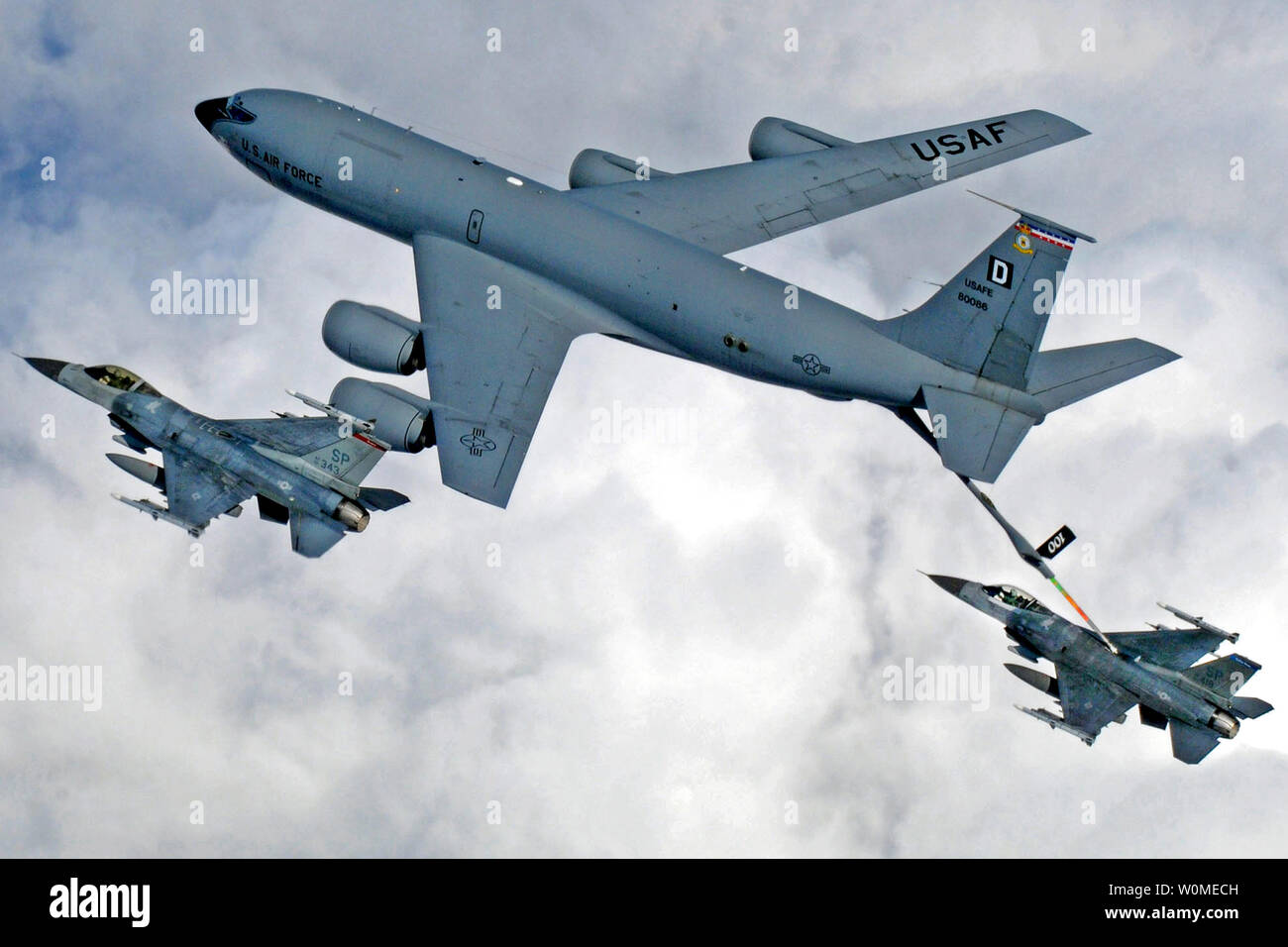 A KC-135 Stratotanker from Royal Air Force Mildenhall, England, refuels a pair of F-16 Fighting Falcons during a multinational exercise over the Baltic States, April 7, 2009. The Stratotankers from RAF Mildenhall feature the 'Box D' tail marking, dating back to World War II. (UPI Photo/Jerry Fleshman/US Air Force) Stock Photo
