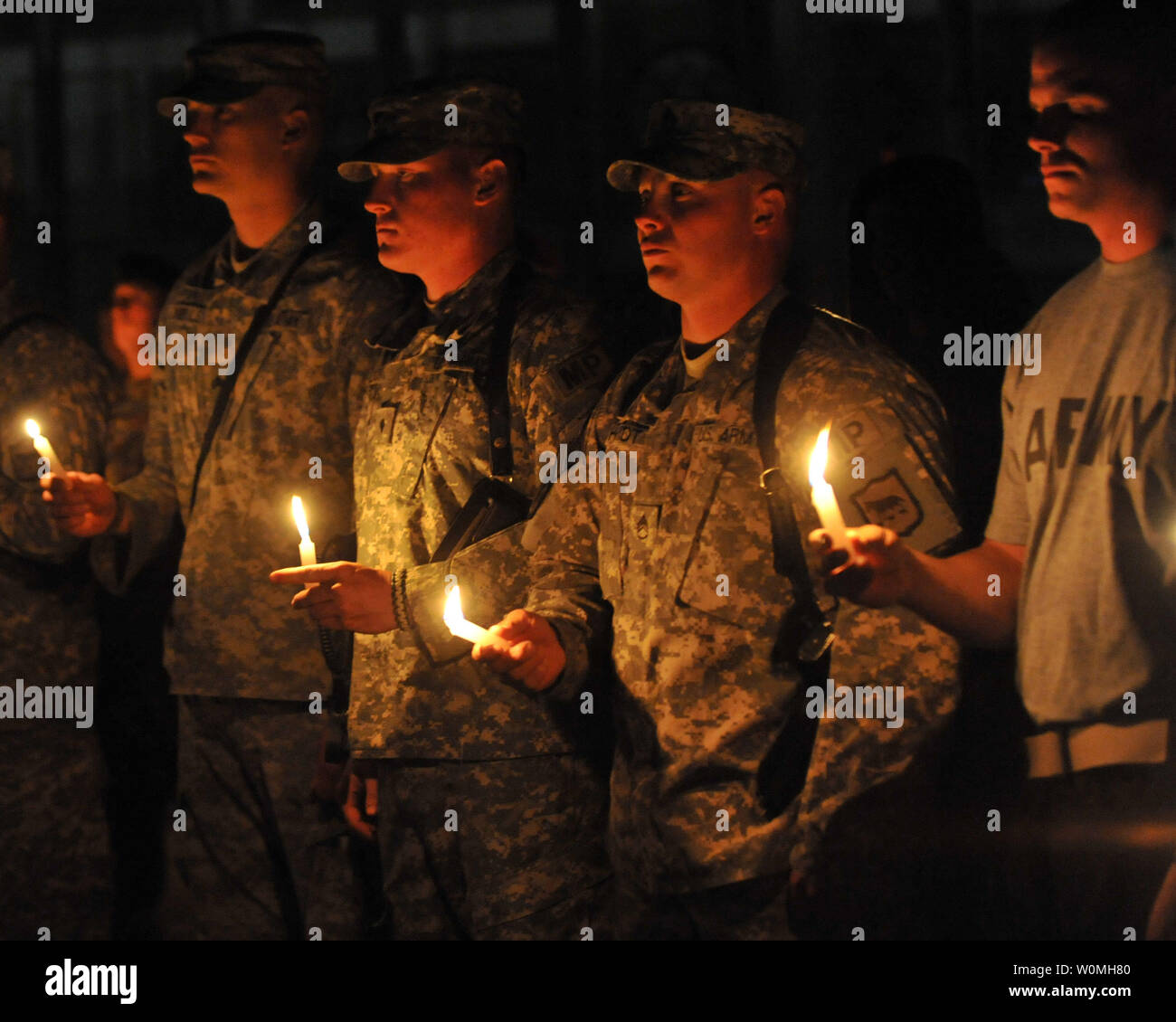 Soldiers with candles hires stock photography and images Alamy