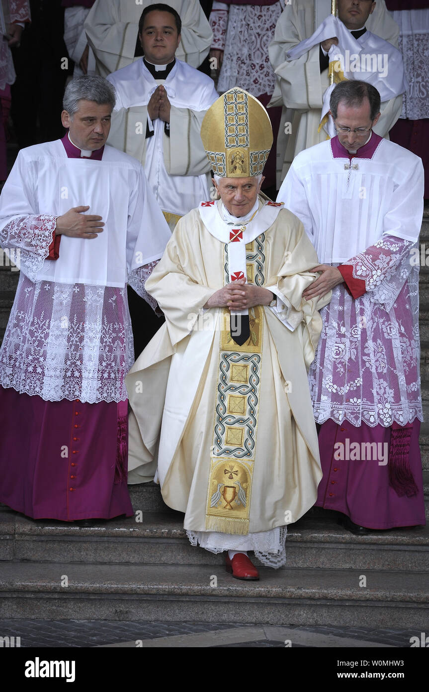 Pope Benedict XVI (C) leads the beatification ceremony of Pope John ...