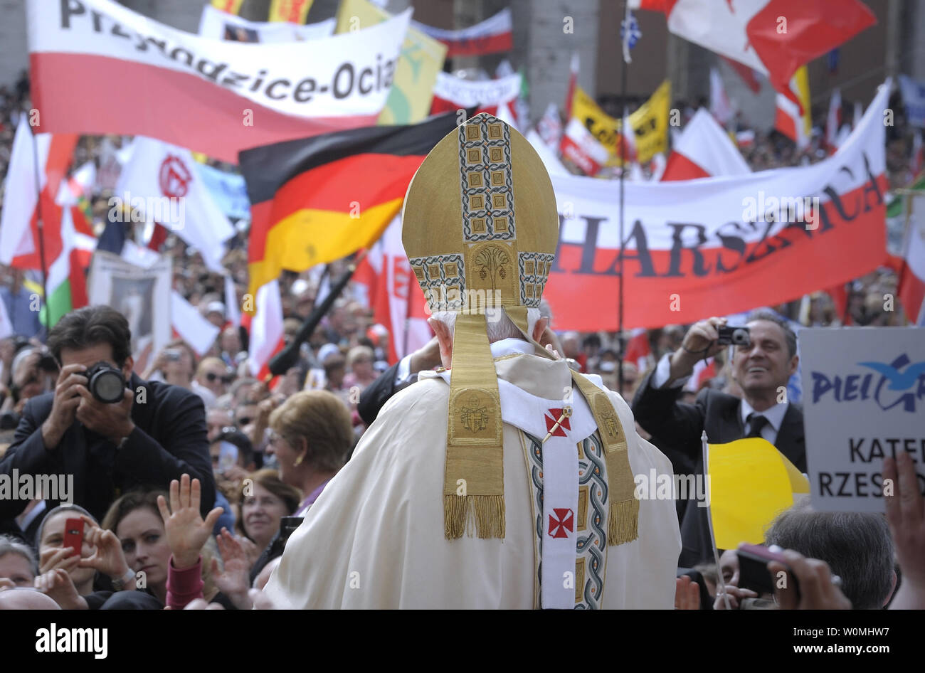 Pope Benedict XVI leads the beatification ceremony of Pope John Paul II ...