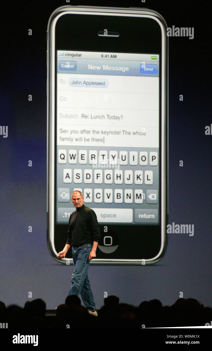 Steve jobs 2007 iphone hi-res stock photography and images - Alamy