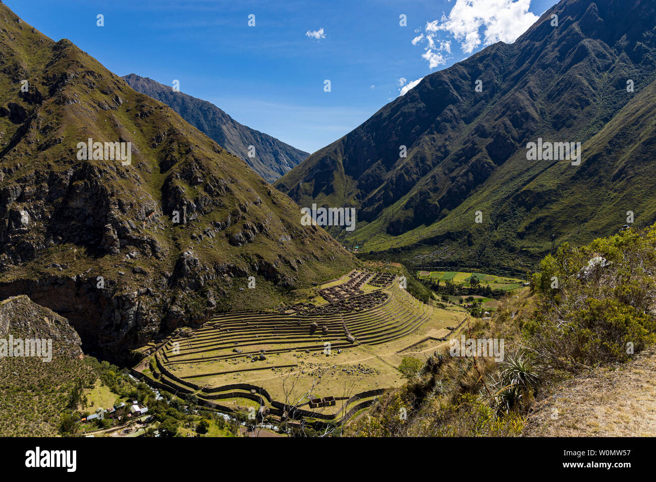 Inca trail ruins trek peru andes hi-res stock photography and images ...