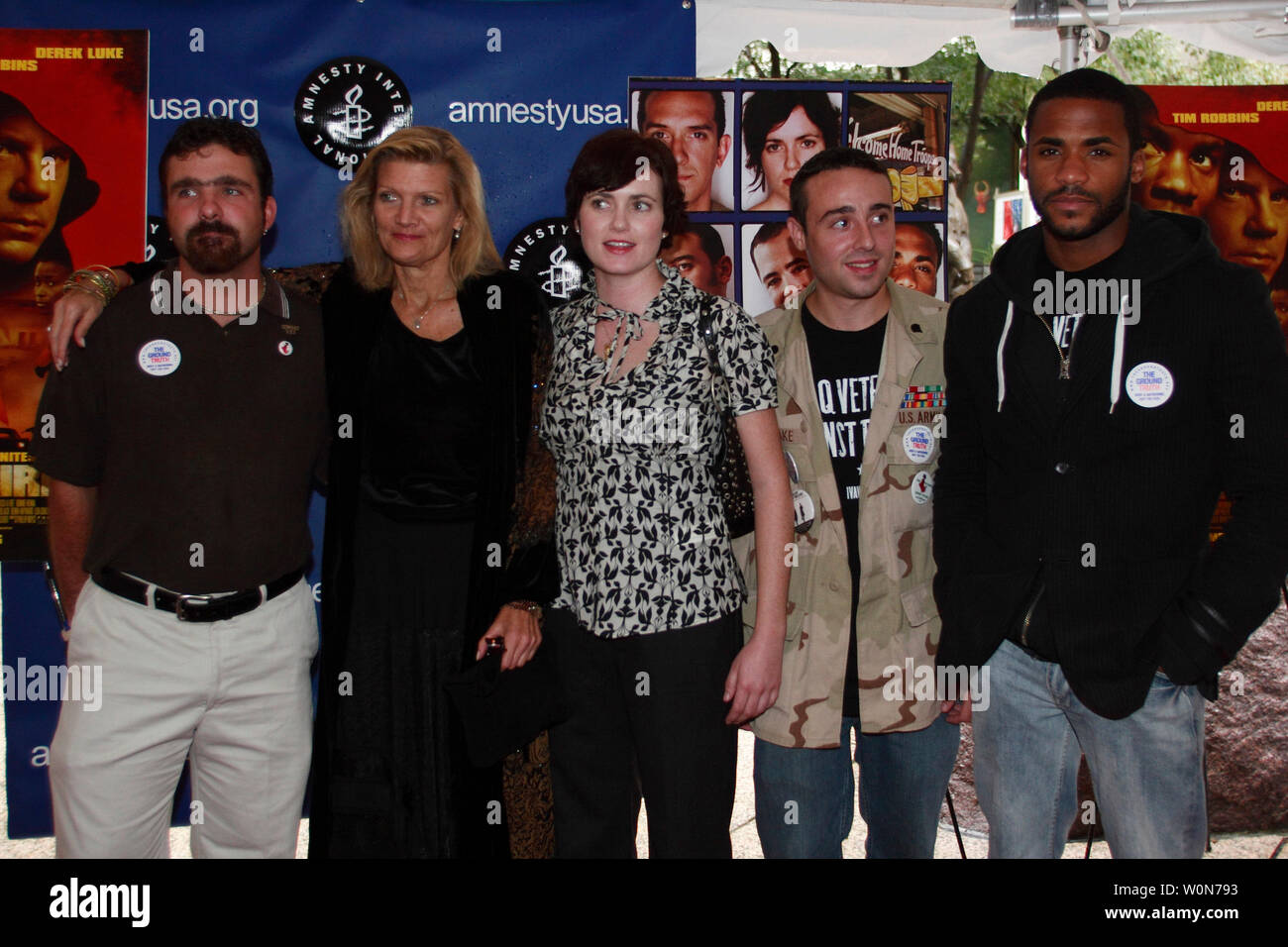 Patricia Foulkrod (2nd L), director of the documentary 'The Ground Truth', stands with subjects of the film, former U.S. soldiers Charlie Anderson (L), Kelly Dougherty (C), Michael Blake (2nd R), and Demond Mullins (R), as they arrive for the opening of the Amnesty International Film Festival in Washington, September 14, 2006. (UPI Photo/Kamenko Pajic) Stock Photo