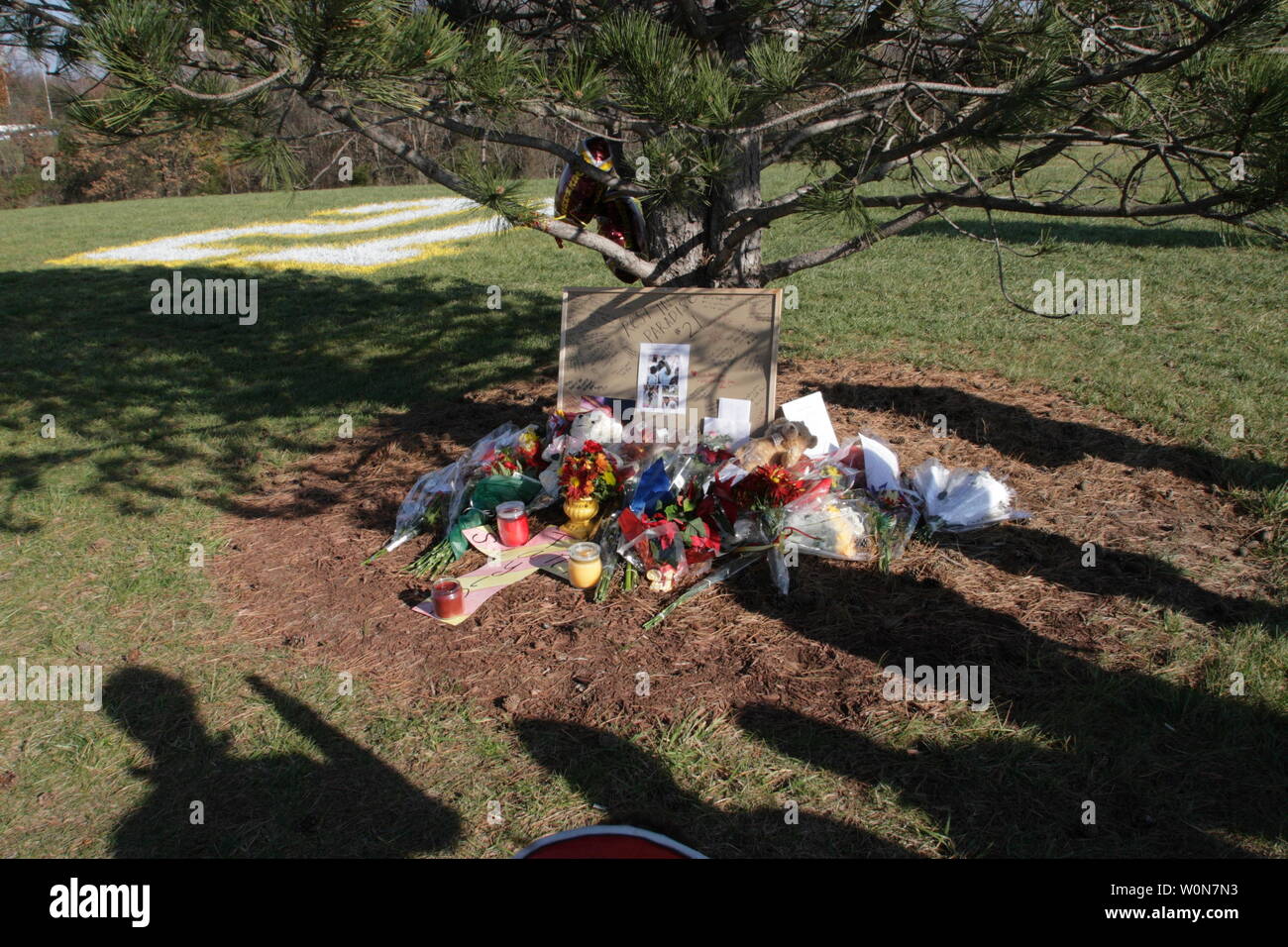 Fans of Washington Redskins player Sean Taylor pay tribute at a makeshift  memorial at the team's training facility in Ashburn, Virginia, November 27,  2007. Taylor died on Tuesday from gunshot wounds received