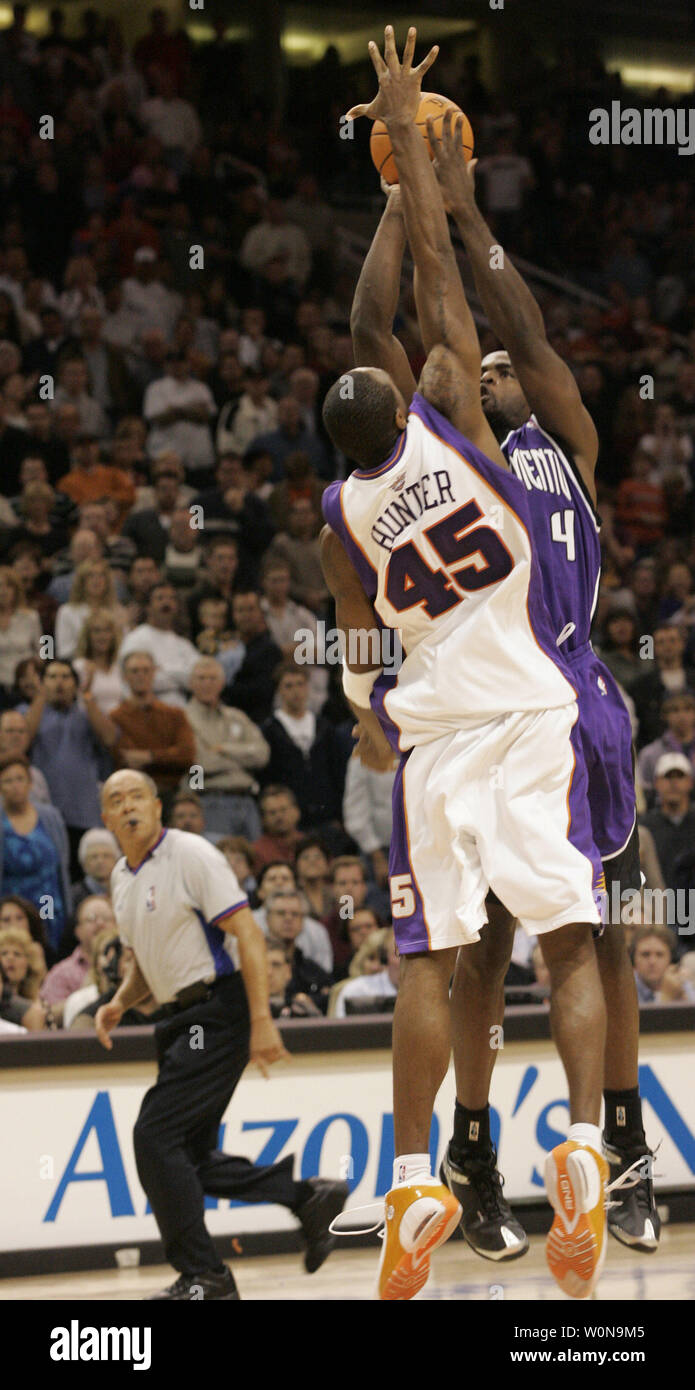 Sacramento Kings Chris Webber beats Phoenix Suns Steven hunter and gets off a shot for two on  Nov. 13, 2004 in Phoenix, AZ.    (UPI Photo/Will Powers) Stock Photo