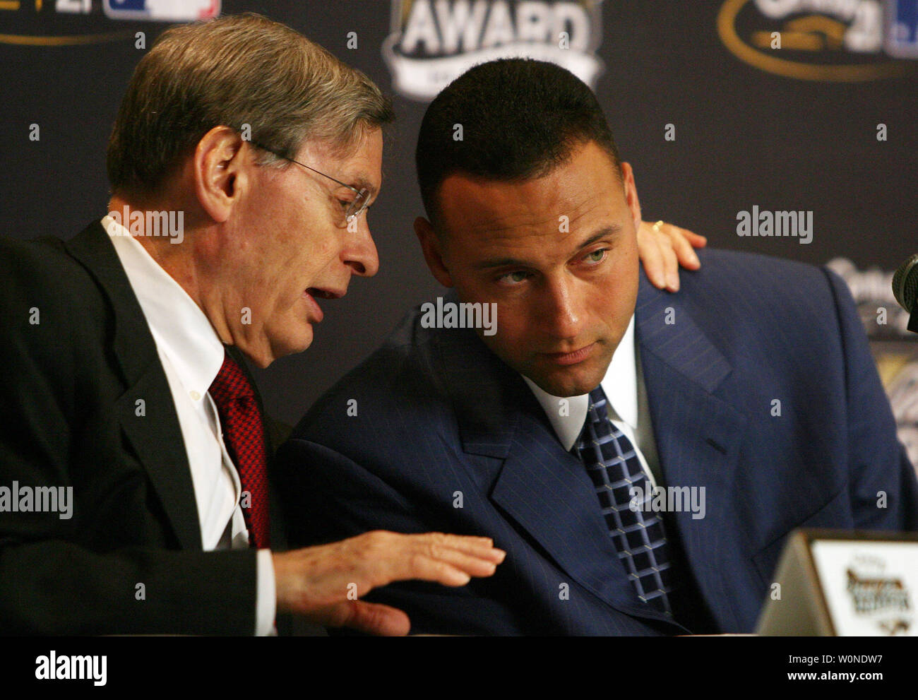 Baseball Commissioner Bud Selig (L) chats with Derek Jeter of the New York Yankees before the awarding of the 2006 Hank Aaron Award at Busch Stadium in St. Louis on October 25, 2006.  National League player Philadelphia Phillies Ryan Howard was also given the award.  (UPI Photo/Bill Greenblatt) Stock Photo