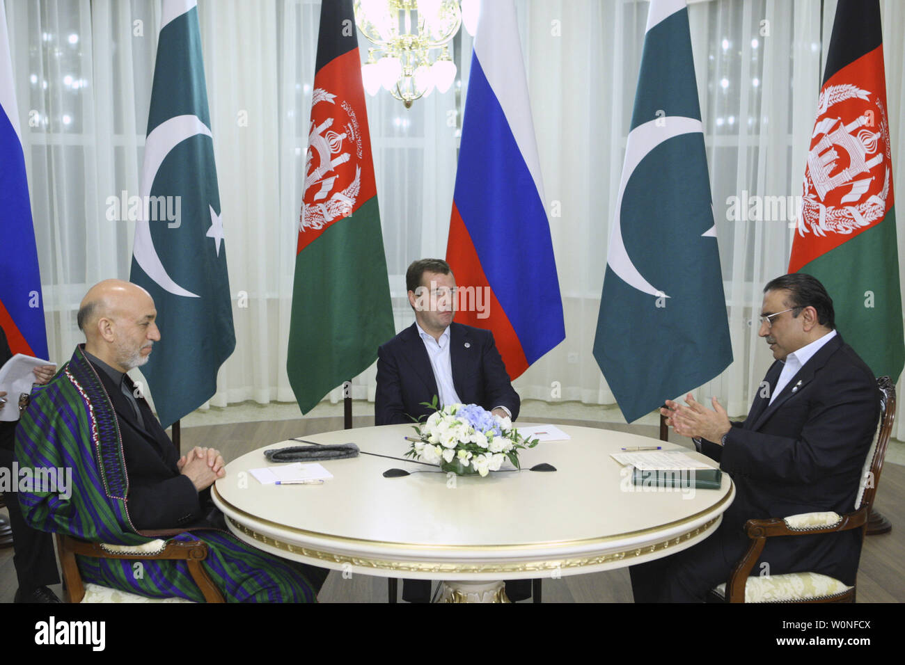 Russian President Dmitry Medvedev (C), Afghan President Hamid Karzai (L) and Pakistan President Asif Ali Zardari meet during the Shanghai Cooperation Organization (SCO) summit at a government residence outside of the Ural Mountains city of Yekaterinburg on June 15, 2009. The SCO groups Russia, China, Kazakhstan, Uzbekistan, Tajikistan and Kyrgyzstan but leaders of Afghanistan, Pakistan and India and Iran will also attend the summit. (UPI Photo/Anatoli Zhdanov) Stock Photo