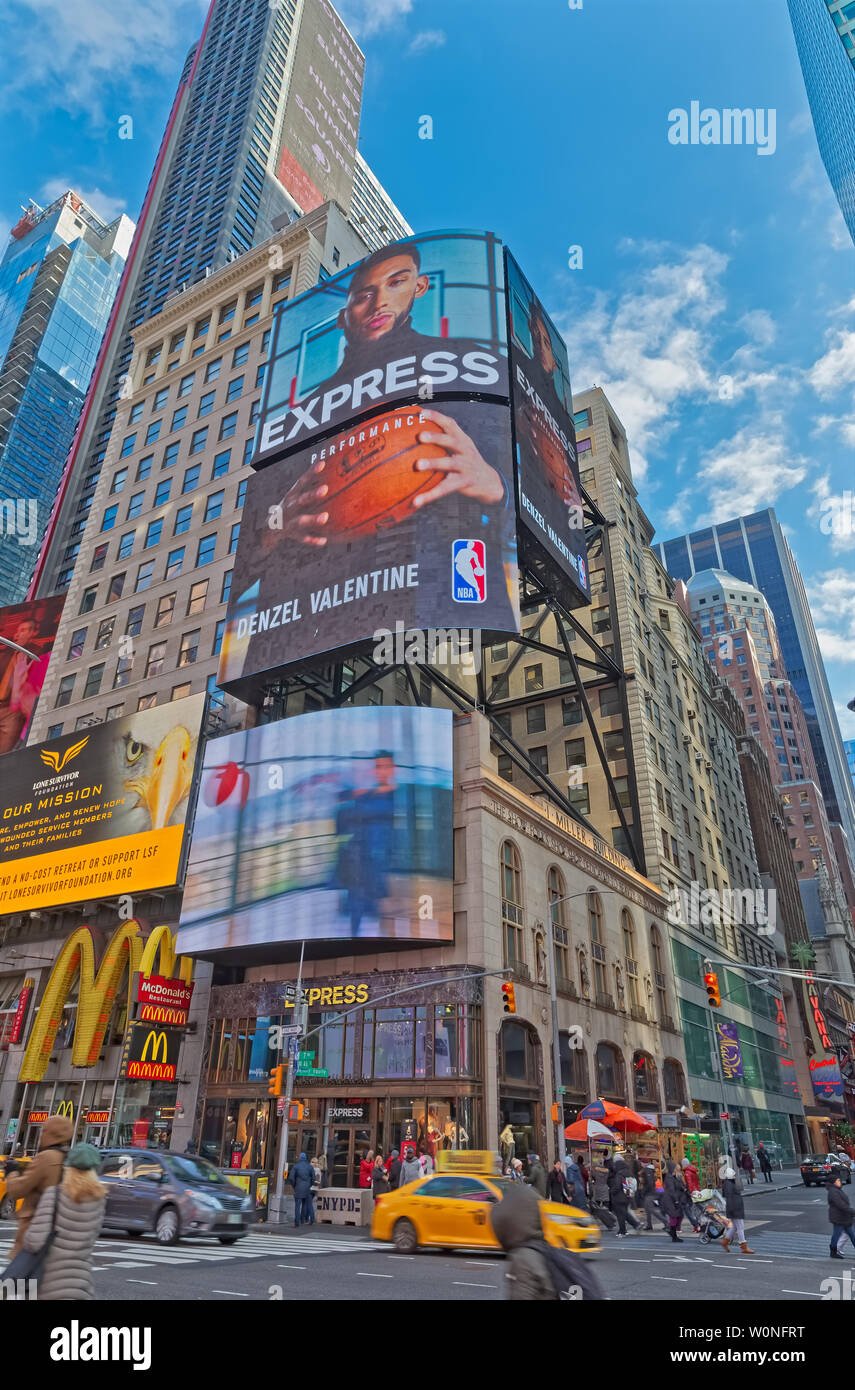 Times square winter hi-res stock photography and images - Alamy