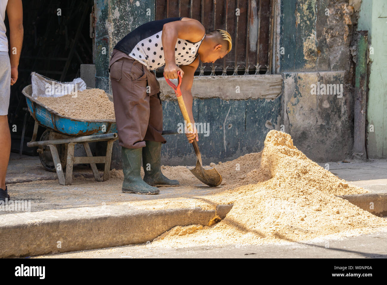 Working sitting old havana cuba hi-res stock photography and images - Alamy