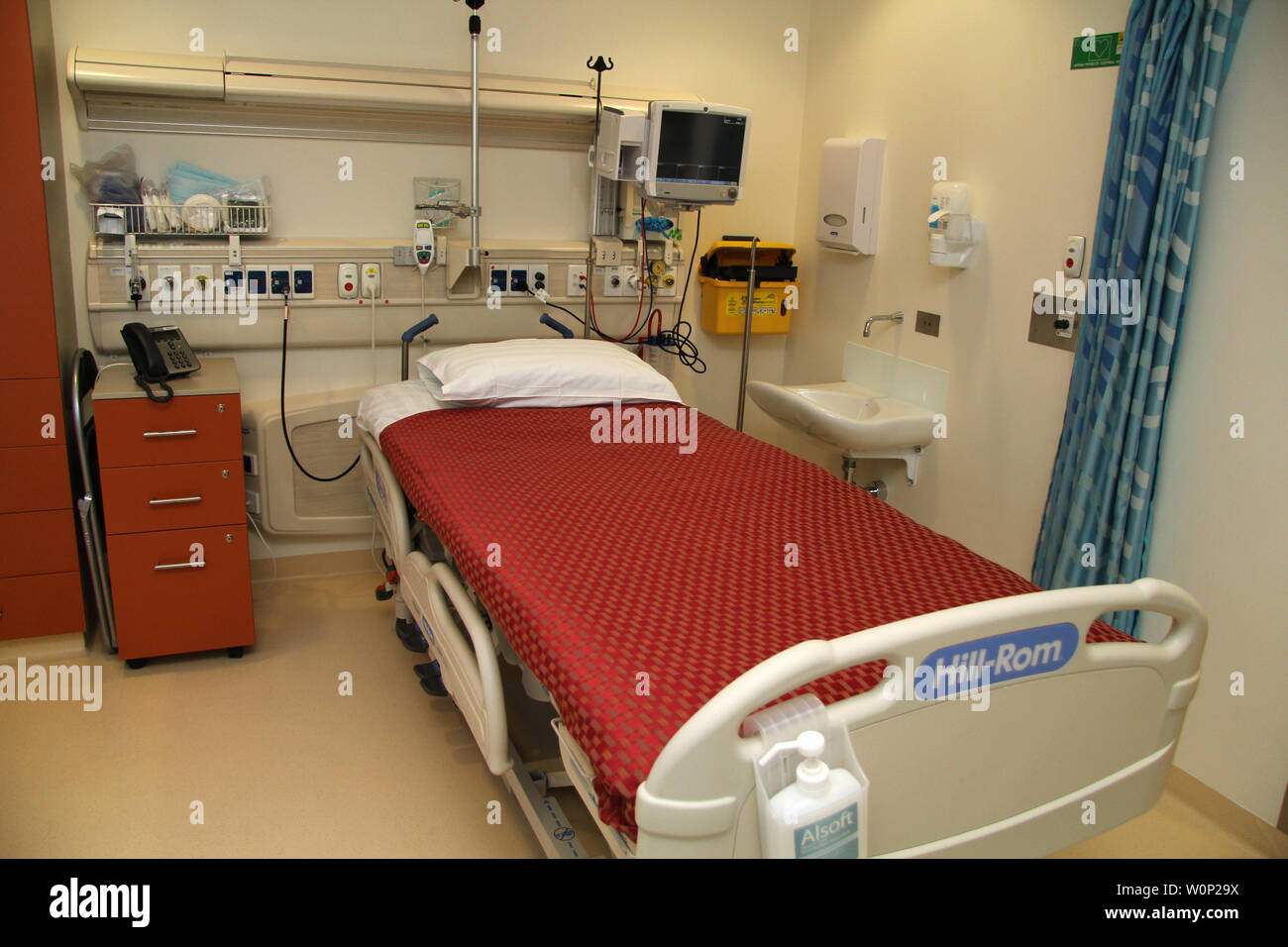 Empty hospital bed hi-res stock photography and images - Alamy