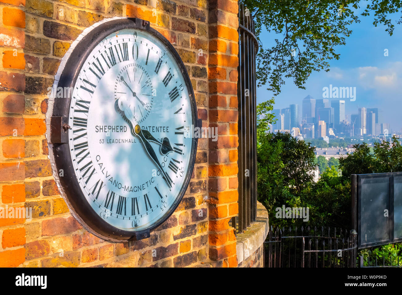 часы гринвич в лондоне. гринвич англия обсерватория стена с часами. часы королевской обсерватории в гринвиче. часы в гринвичской обсерватории. часы гринвич в лондоне.