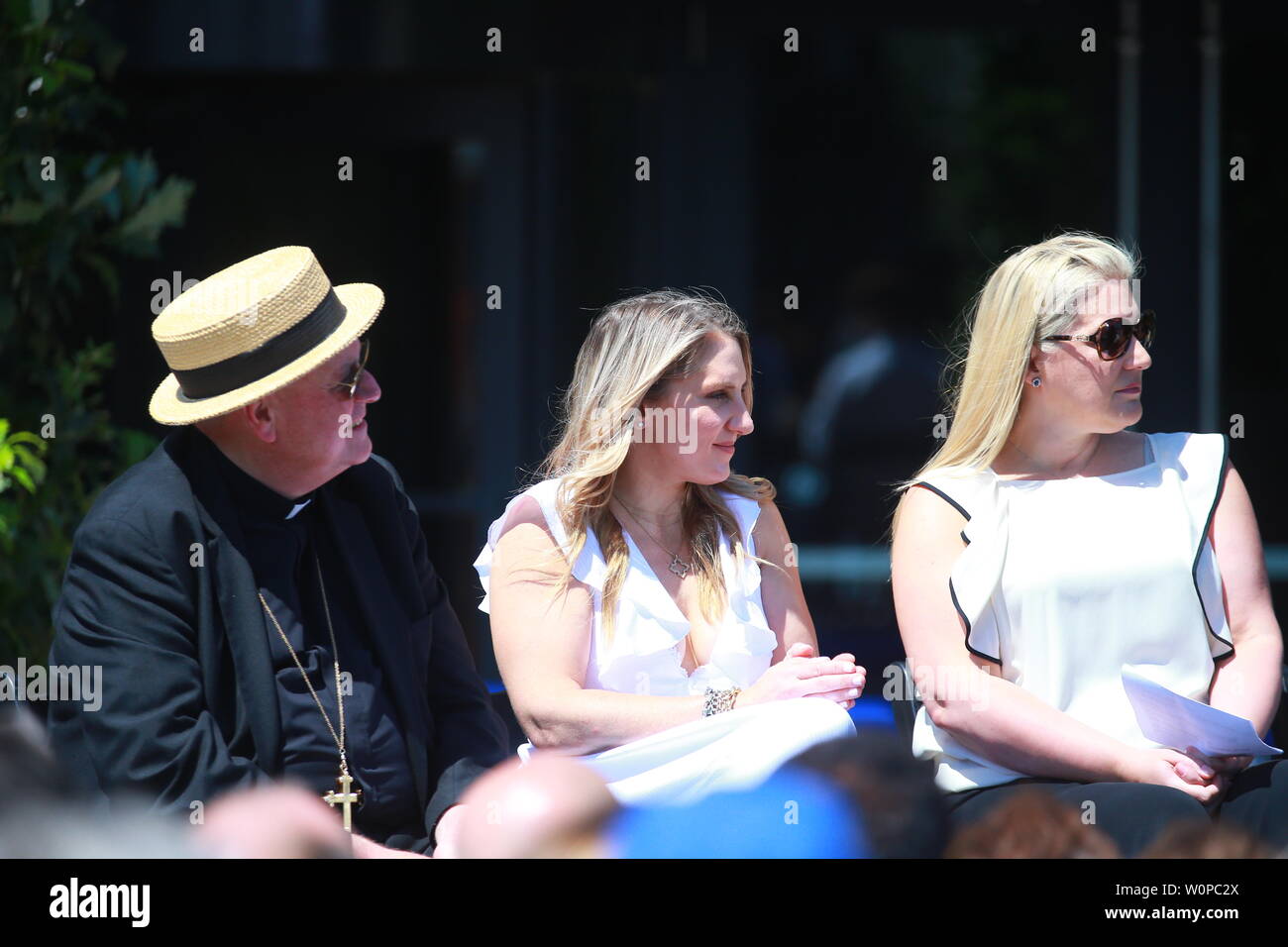 NEW YORK, NEW YORK - JUNE 27: Anne and Sarah Seaver, the daughters of New  York Mets Hall of Famer Tom Seaver and Mets COO Jeff Wilpon during a  ceremon Stock Photo - Alamy