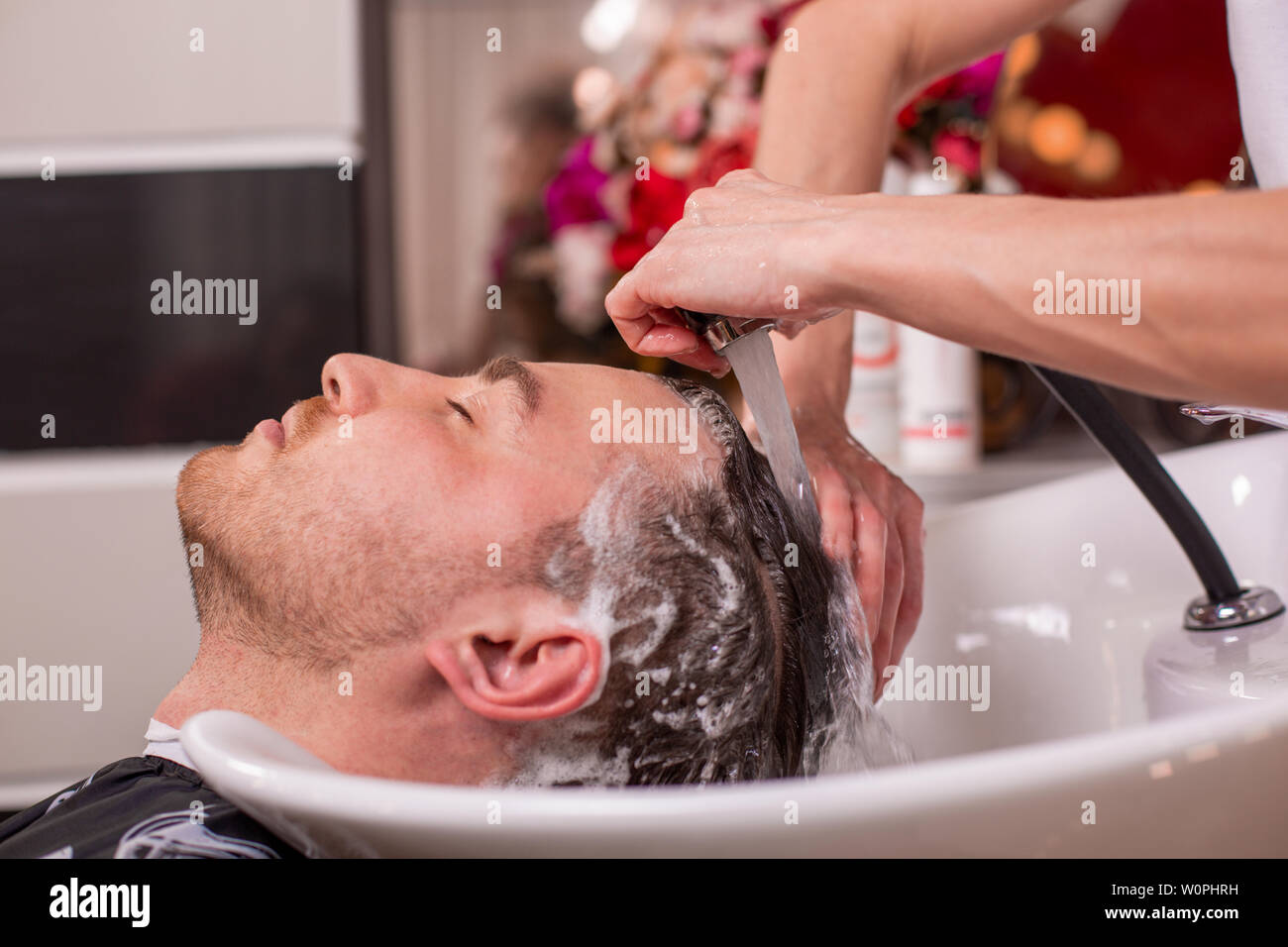 Мужчина моет волосы. Мытье головы мужское. Мытье мужской головы в парикмахерской. Мытье головы мужчине в салоне. Мытье головы барбер.