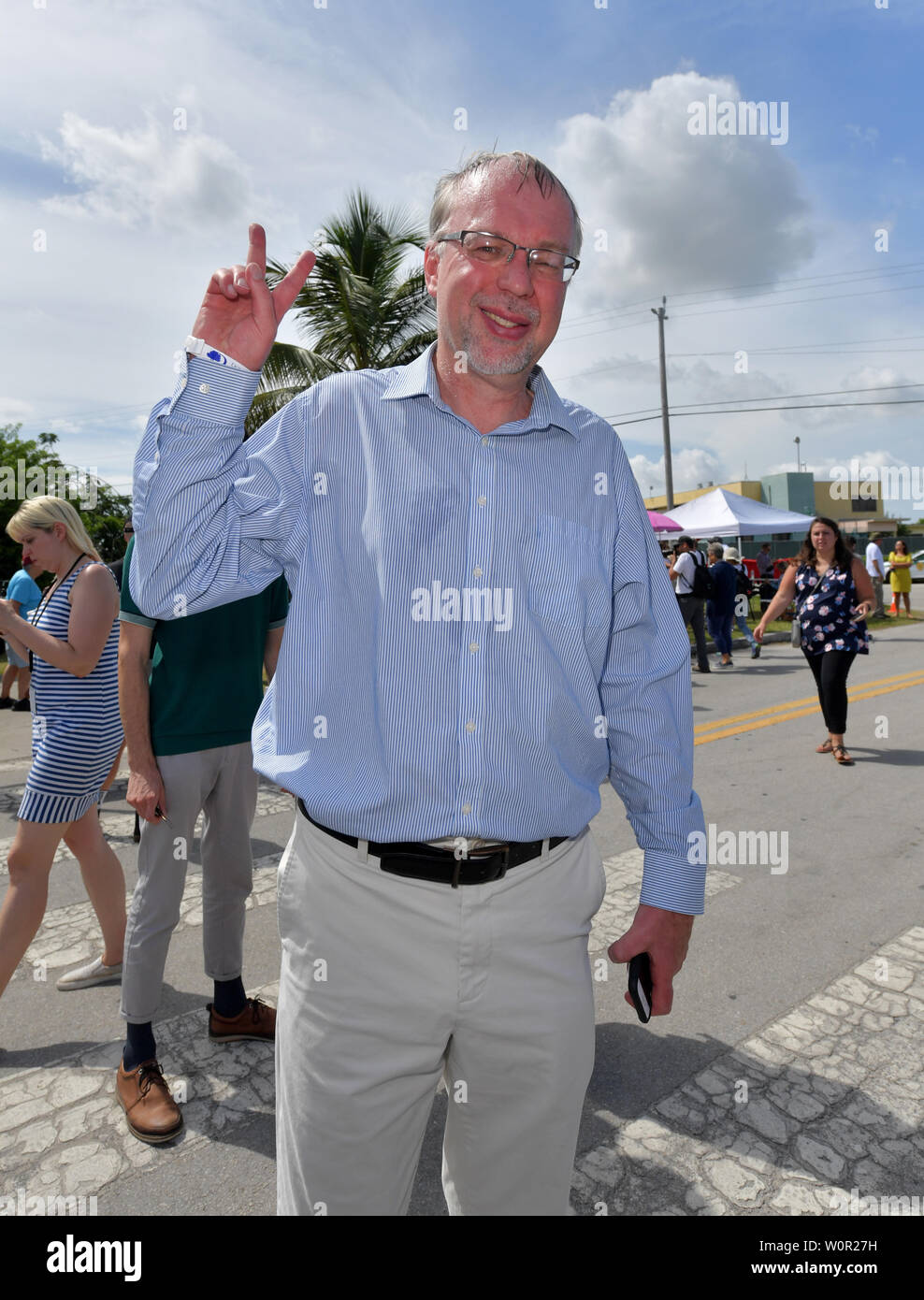 Homestead, United States Of America. 27th June, 2019. HOMESTEAD, FLORIDA -  JUNE 27: Democratic presidential hopeful Levi Sanders stands on a ladder as  he looks into the facility holding migrant children in