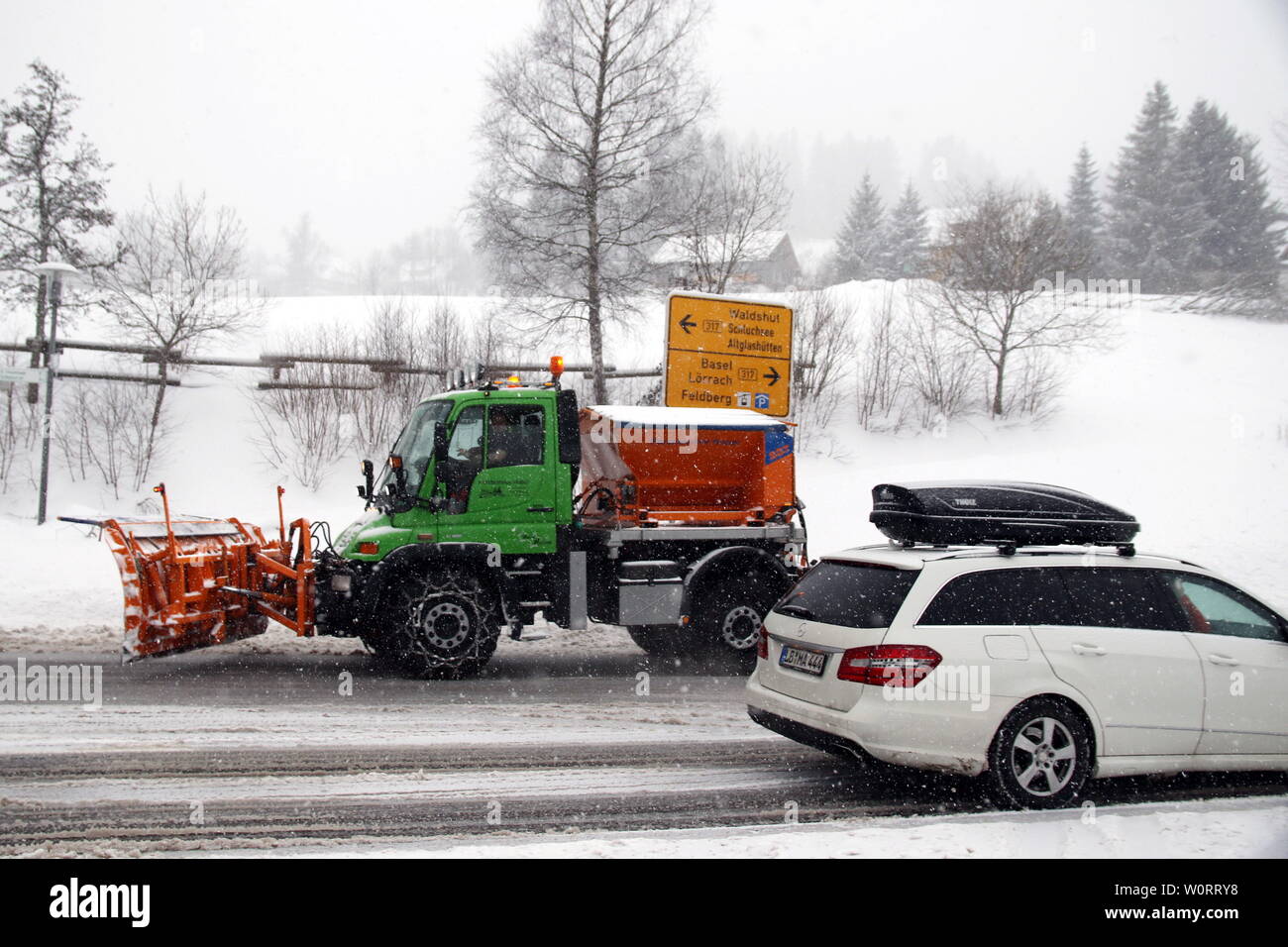 Wintereinbruch im Hochschwarzwald (Baden-Württemberg) - In der Feldbergregion ist der Winter mit kräftigen Schneeschauern zurückgekehrt. Wie hier in Feldberg-Bärental kommt es nach massiven Schneefällen am Samstagvormittag zu erheblichen Verkehrsproblemen. Räumfahrzeuge sind im Einsatz, doch die steckengebliebenen Autofahrer verhindern die Räumarbeiten. Busse mussten Schneeketten montieren, querstehende LKW´s mit glatten Reifen taten ihr übriges. Stock Photo