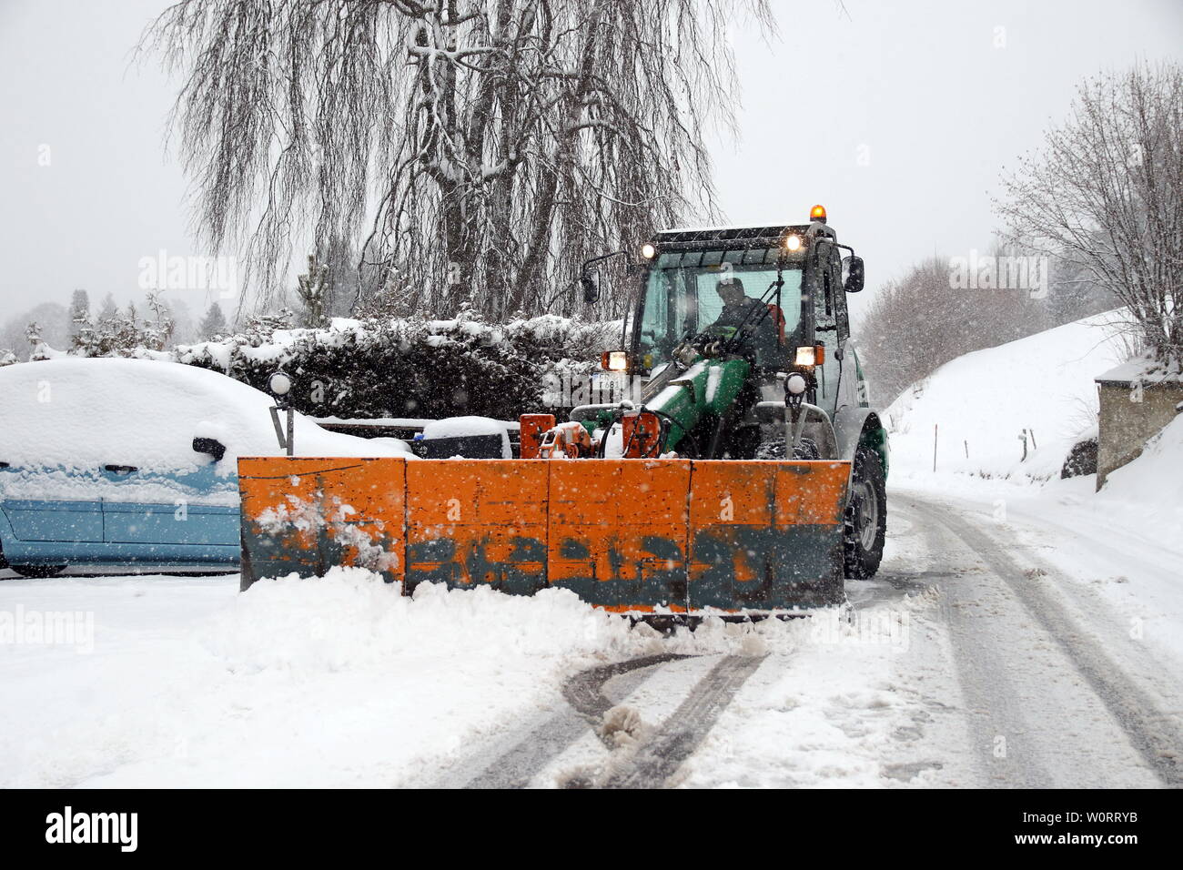 Räumfahrzeug, wie hier bei Hinterzarten beim Schneeschieben -    Wintereinbruch im Hochschwarzwald (Baden-Württemberg) - In der Feldbergregion ist der Winter mit kräftigen Schneeschauern zurückgekehrt. Wie hier in Feldberg-Bärental kommt es nach massiven Schneefällen am Samstagvormittag zu erheblichen Verkehrsproblemen. Räumfahrzeuge sind im Einsatz, doch die steckengebliebenen Autofahrer verhindern die Räumarbeiten. Busse mussten Schneeketten montieren, querstehende LKW´s mit glatten Reifen taten ihr übriges. Stock Photo