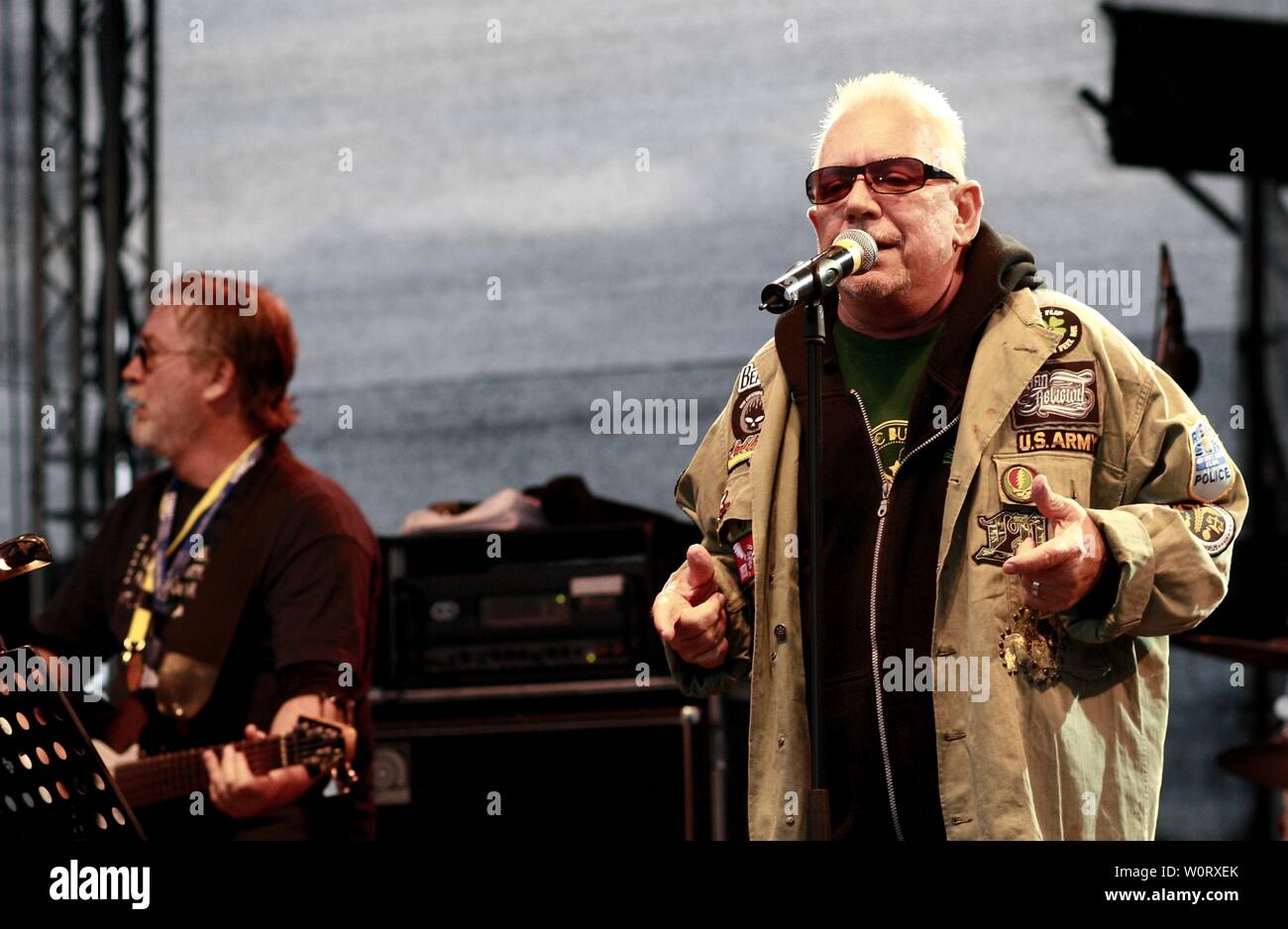 Die Englische Sanger Eric Burdon Mit Seiner Band The Animals Bei Ihrem Auftritt Beim Burg Herzberg Festival 2009 In Breitenbach Stock Photo Alamy