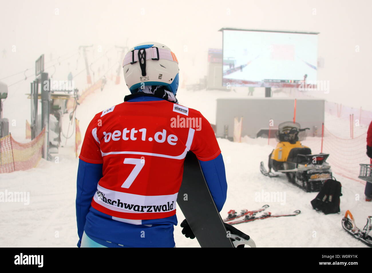 Im Ziel verfolgt die Italienerin Fransesca Gallina im Nebel an der Großleinwand das Rennen bei der Qualifikation FIS Weltcup Snowboard Cross Feldberg Stock Photo